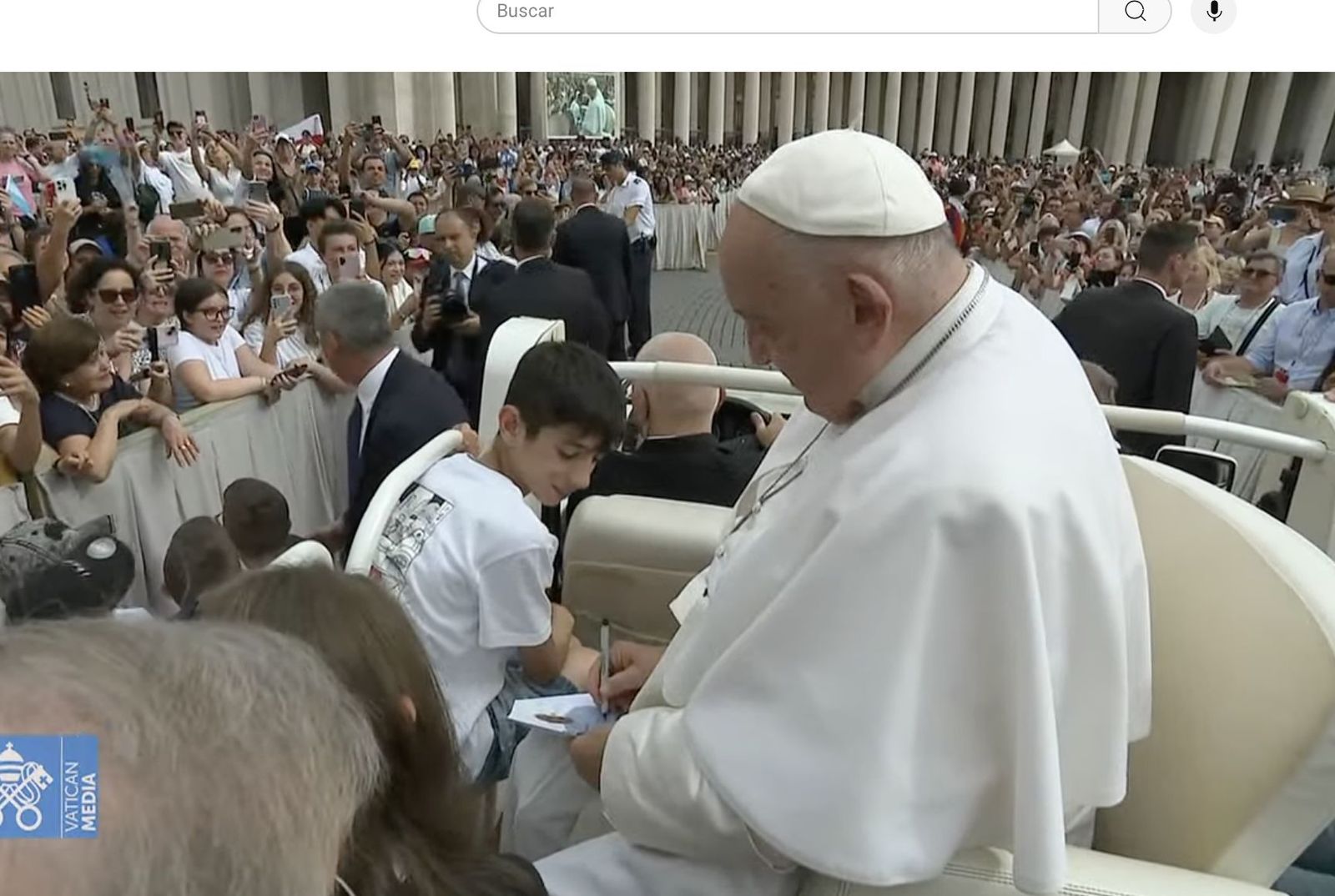 Francisco firma un autógrafo en el papamóvil