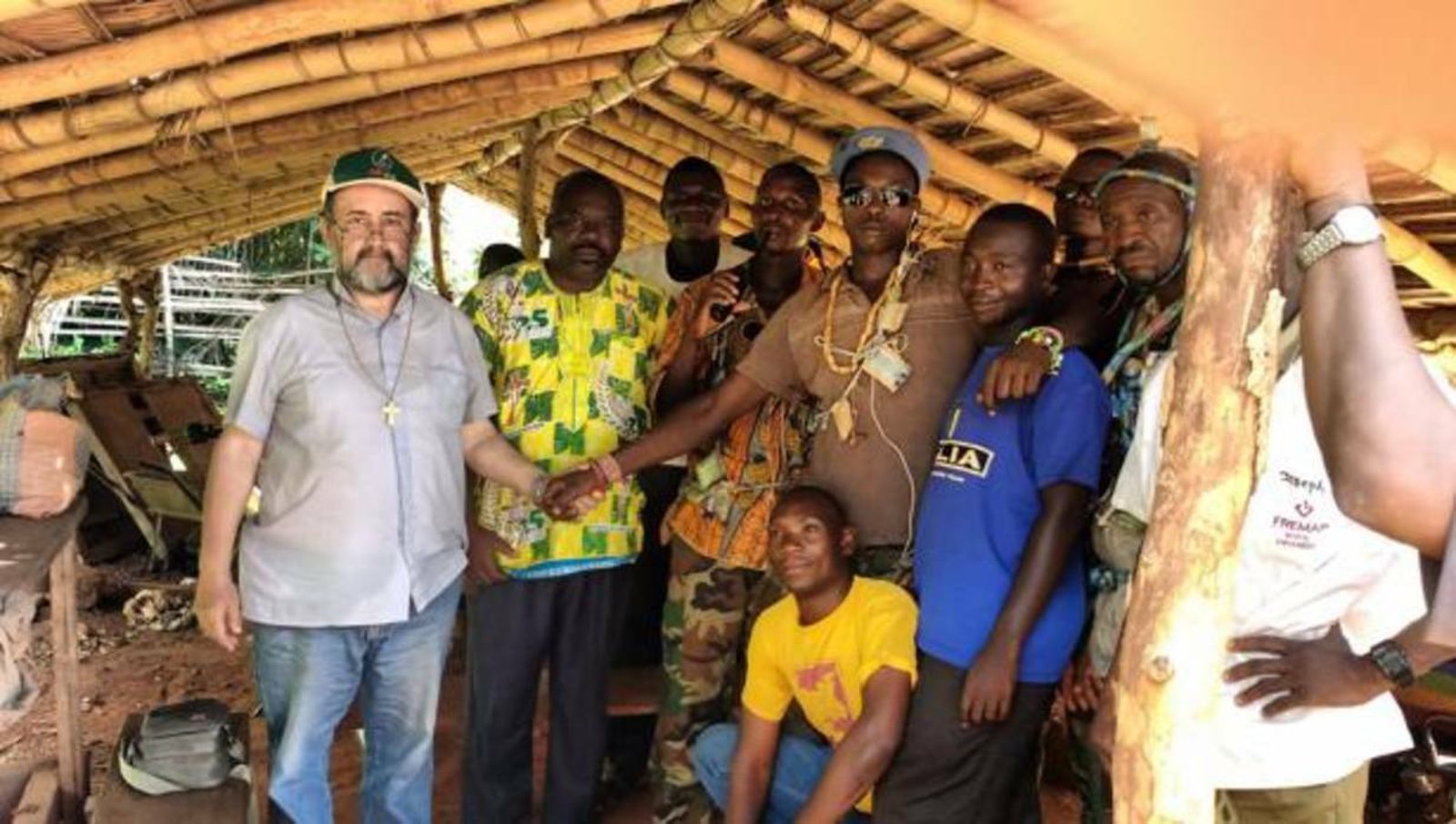 El obispo de Bangassou, con sus sacerdotes