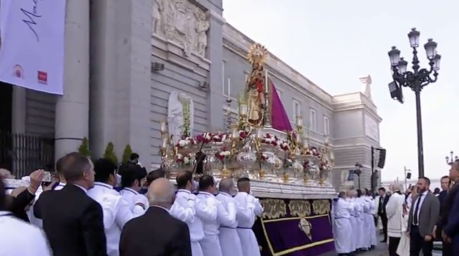 Procesión con la imagen de La Almudena