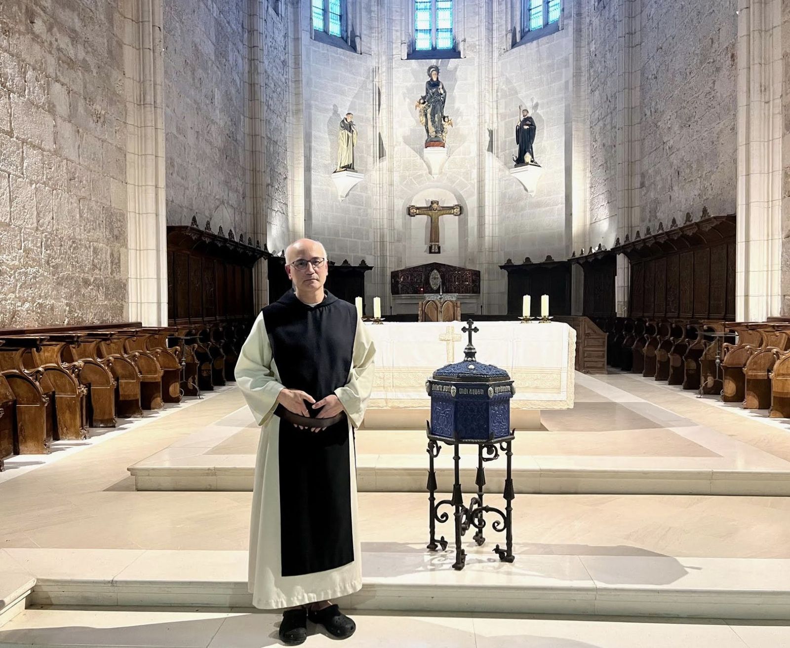 El abad de Cardeña en la iglesia