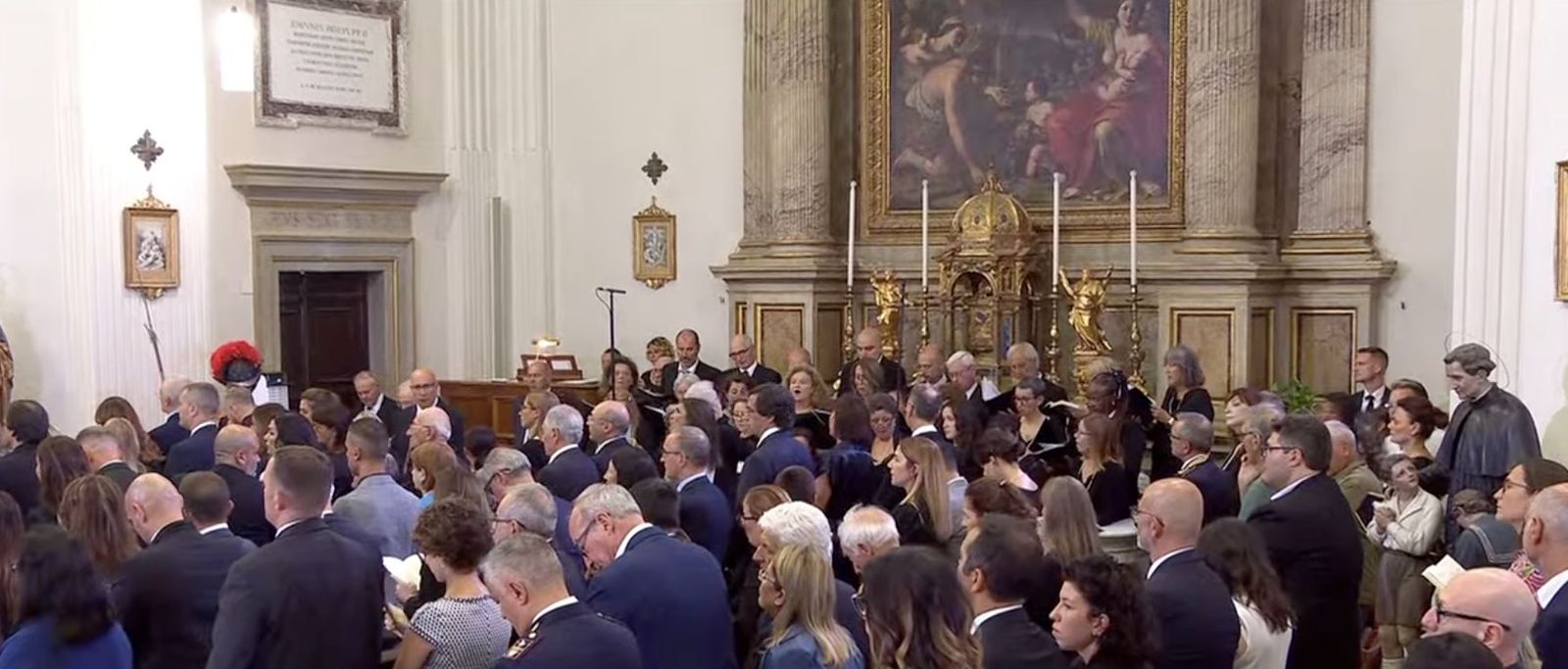 Fieles en la parroquia de Castel Gandolfo