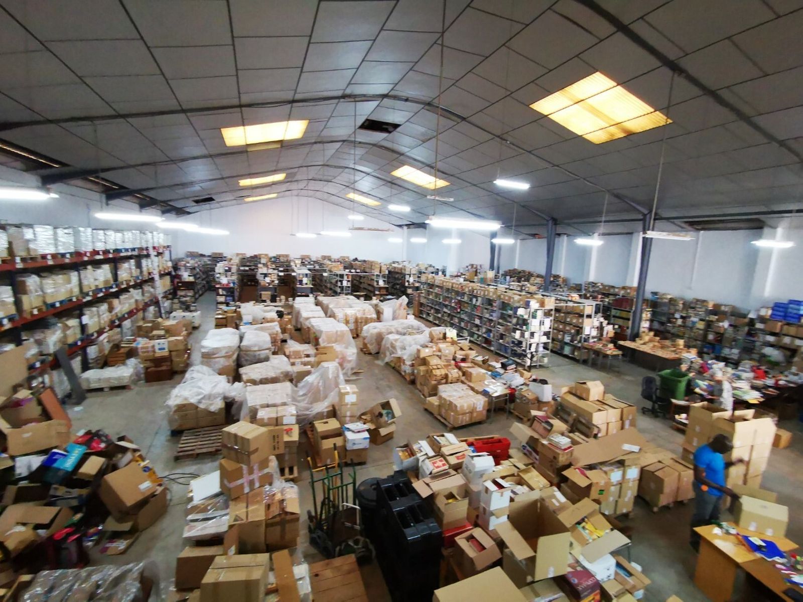 Nave industrial de la Biblioteca Solidaria Misionera de Valencia