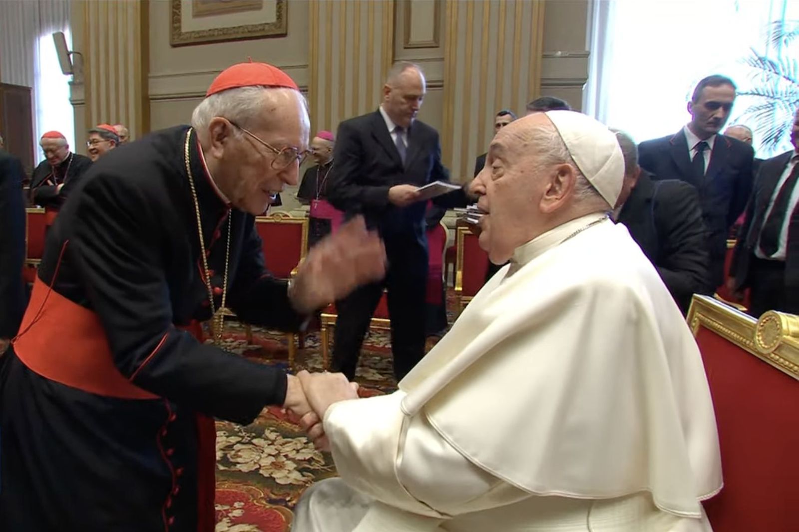 El cardenal Re saluda al Papa