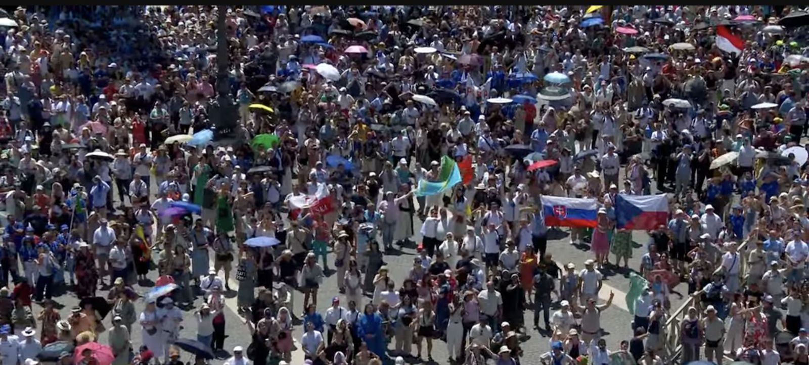 Una plaza de San Pedro abarrotada
