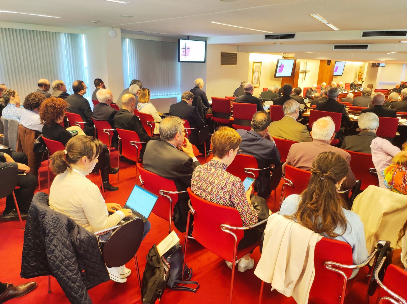 Invitados y periodistas en la sala de la Plenaria, en Añastro