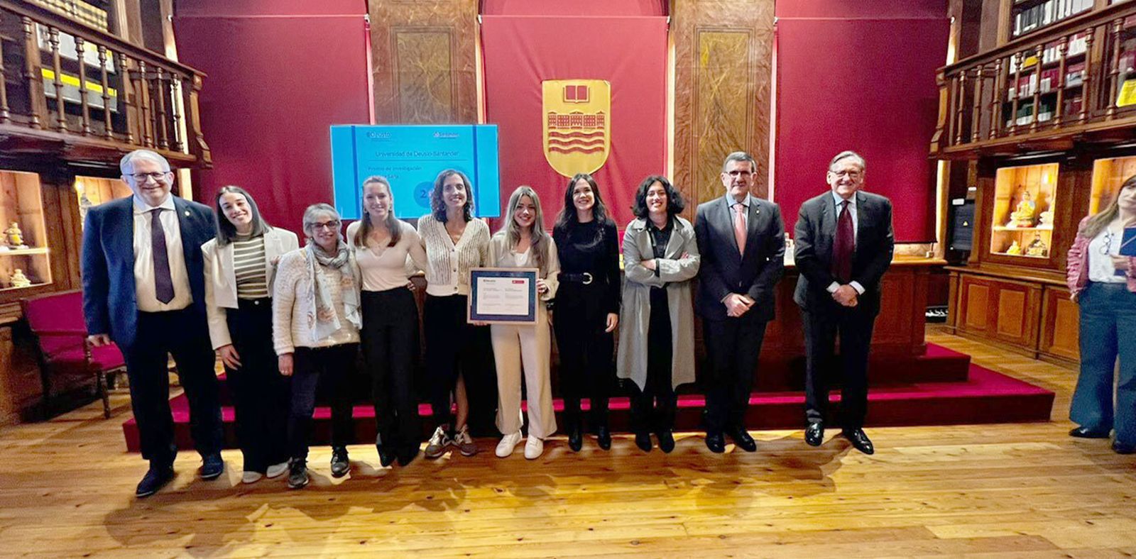 El equipo de investigación ganador con los responsables de Deusto y Banco Santander Universidades