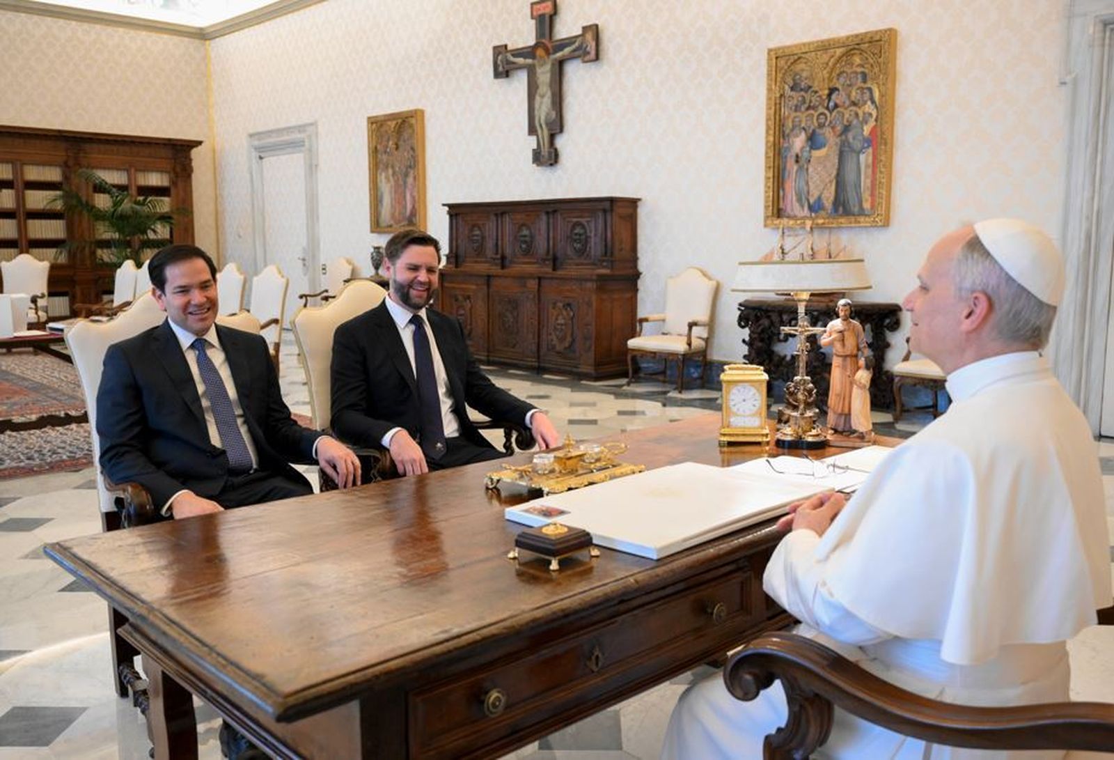 JD Vance, con Marco Rubio, visitan al Papa León