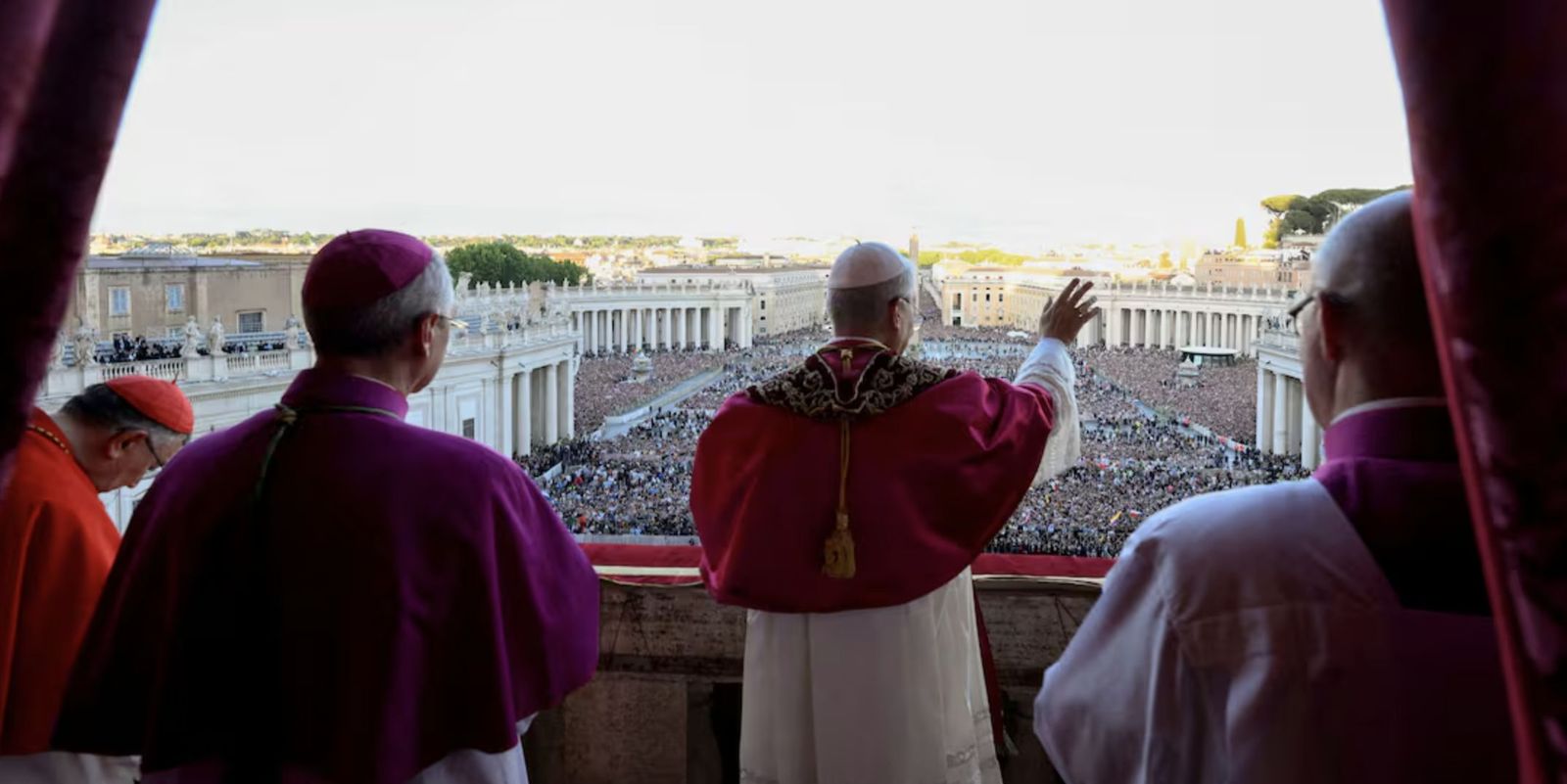 León XIV saluda a los fieles