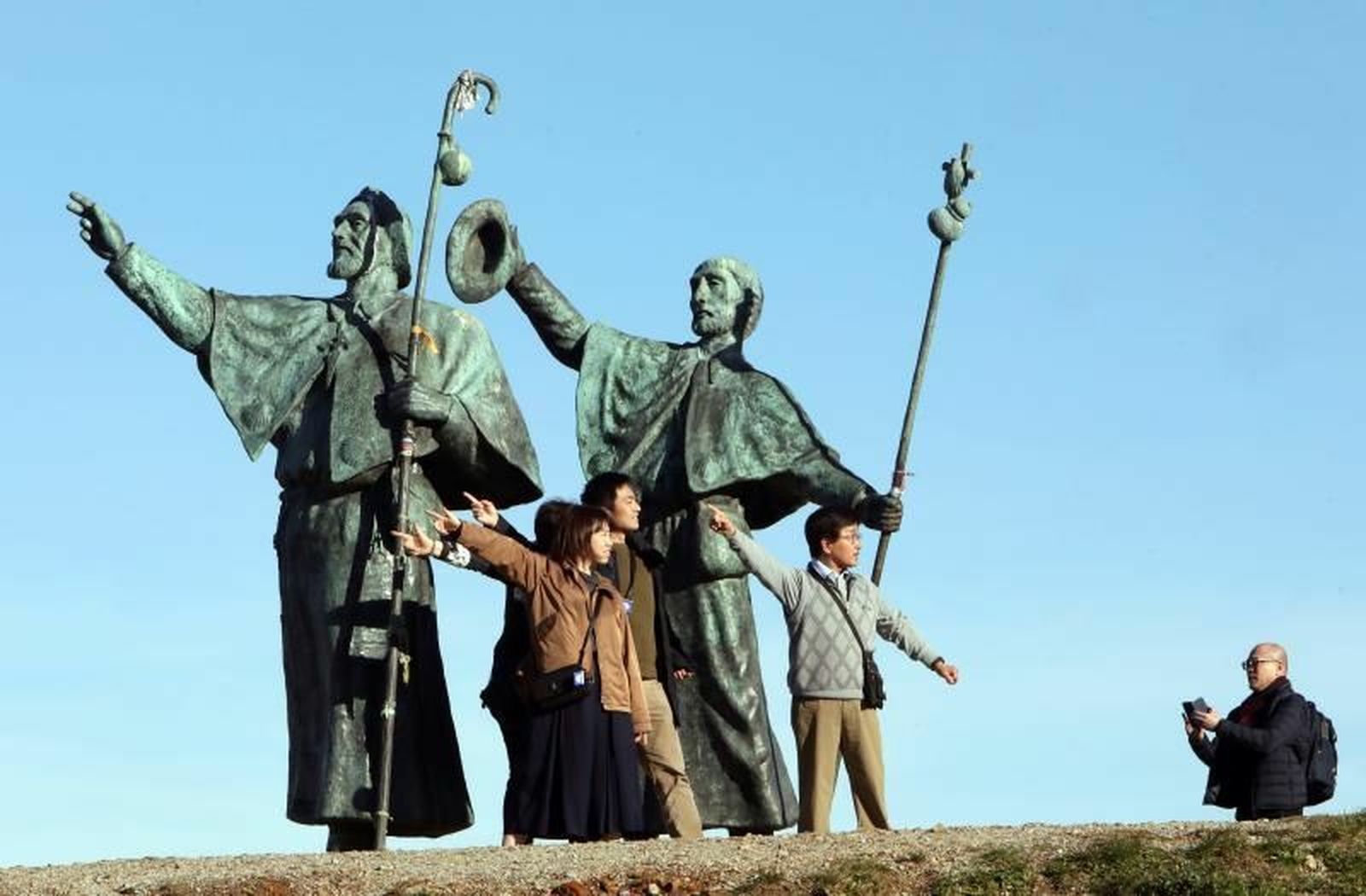 Un grupo de peregrinos se fotografía en el Monte do Gozo