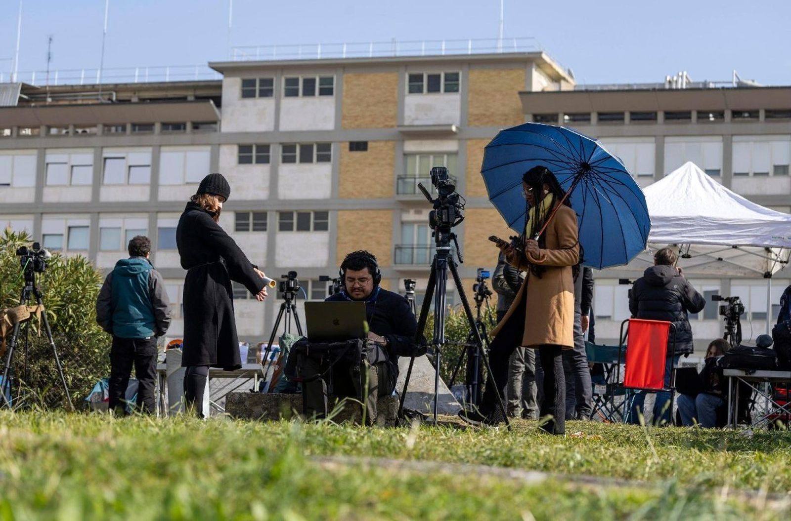 Periodistas apostados ante el Gemelli