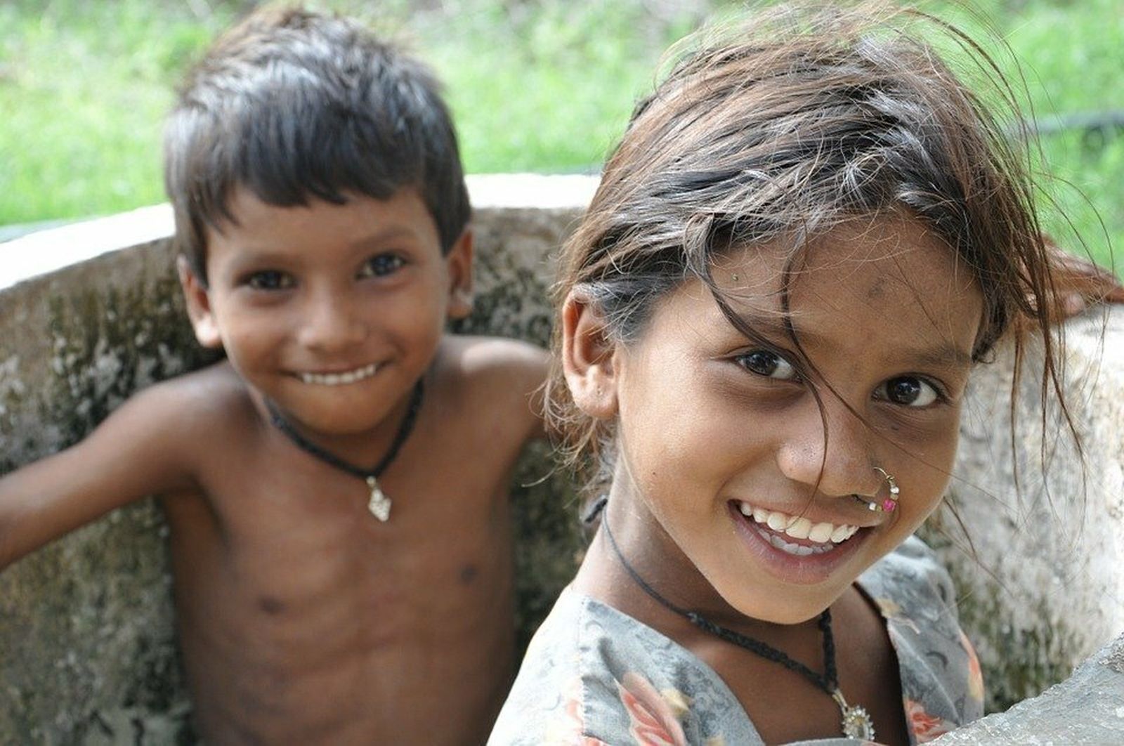 Niño y niña de la India
