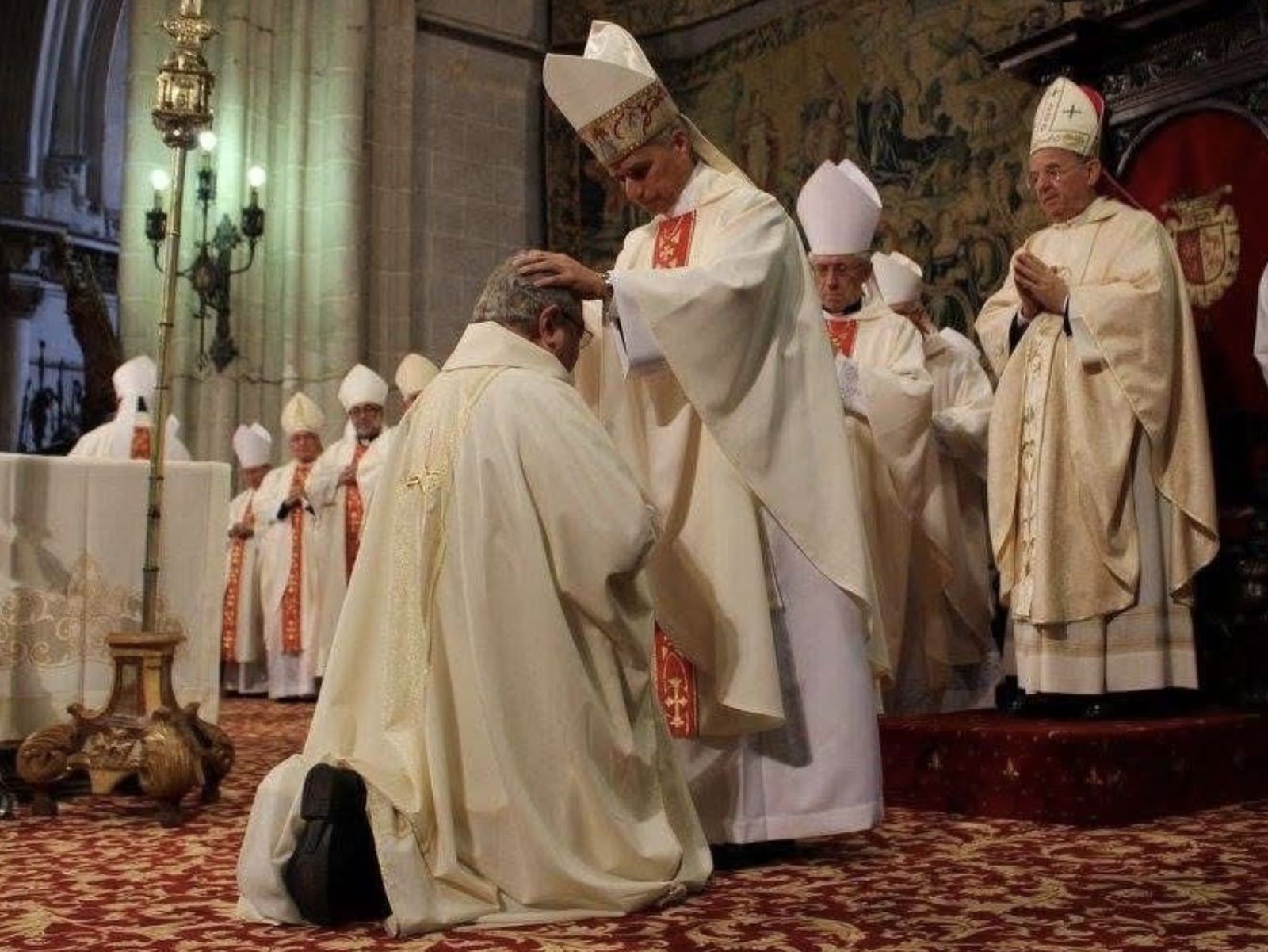 MOnseñor Prevots impone las manos a monseñor Herrero