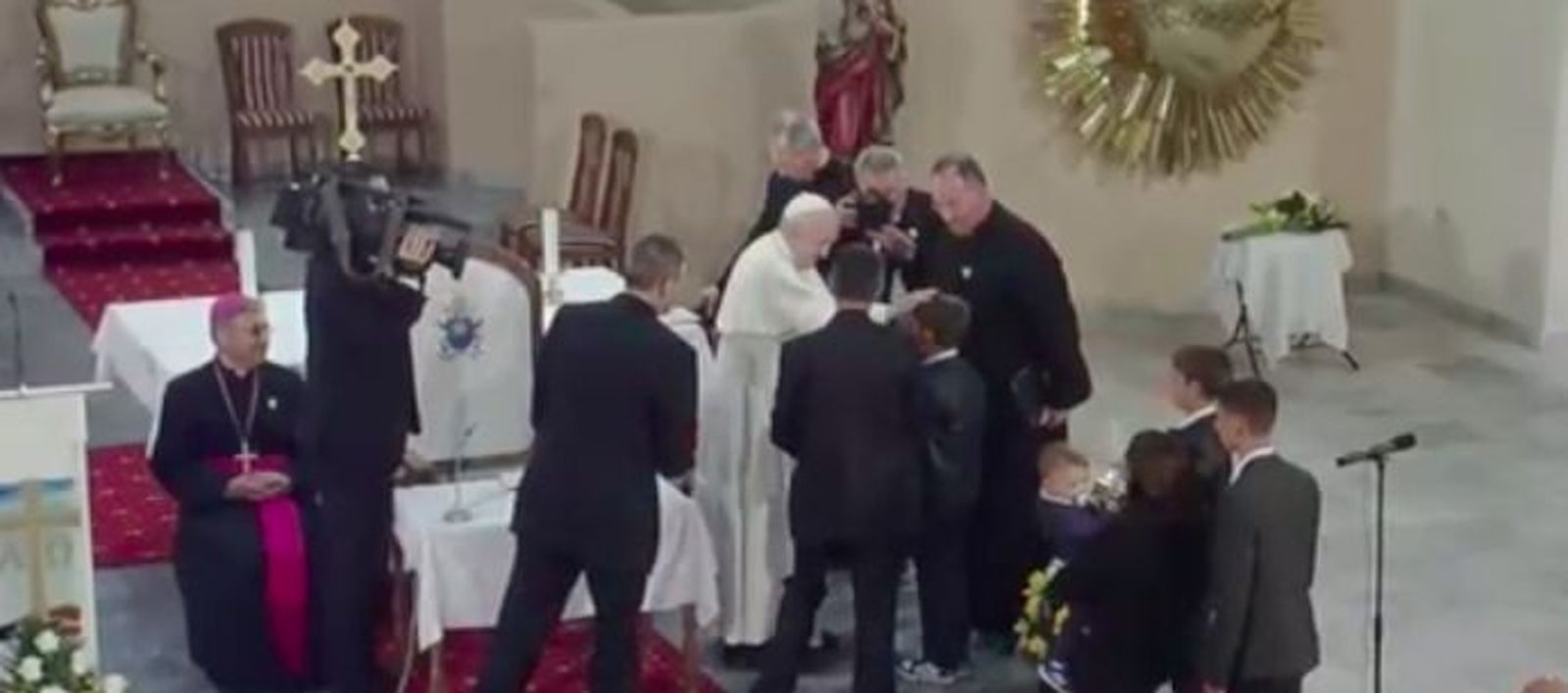 El Papa, con la familia del sacerdote casado