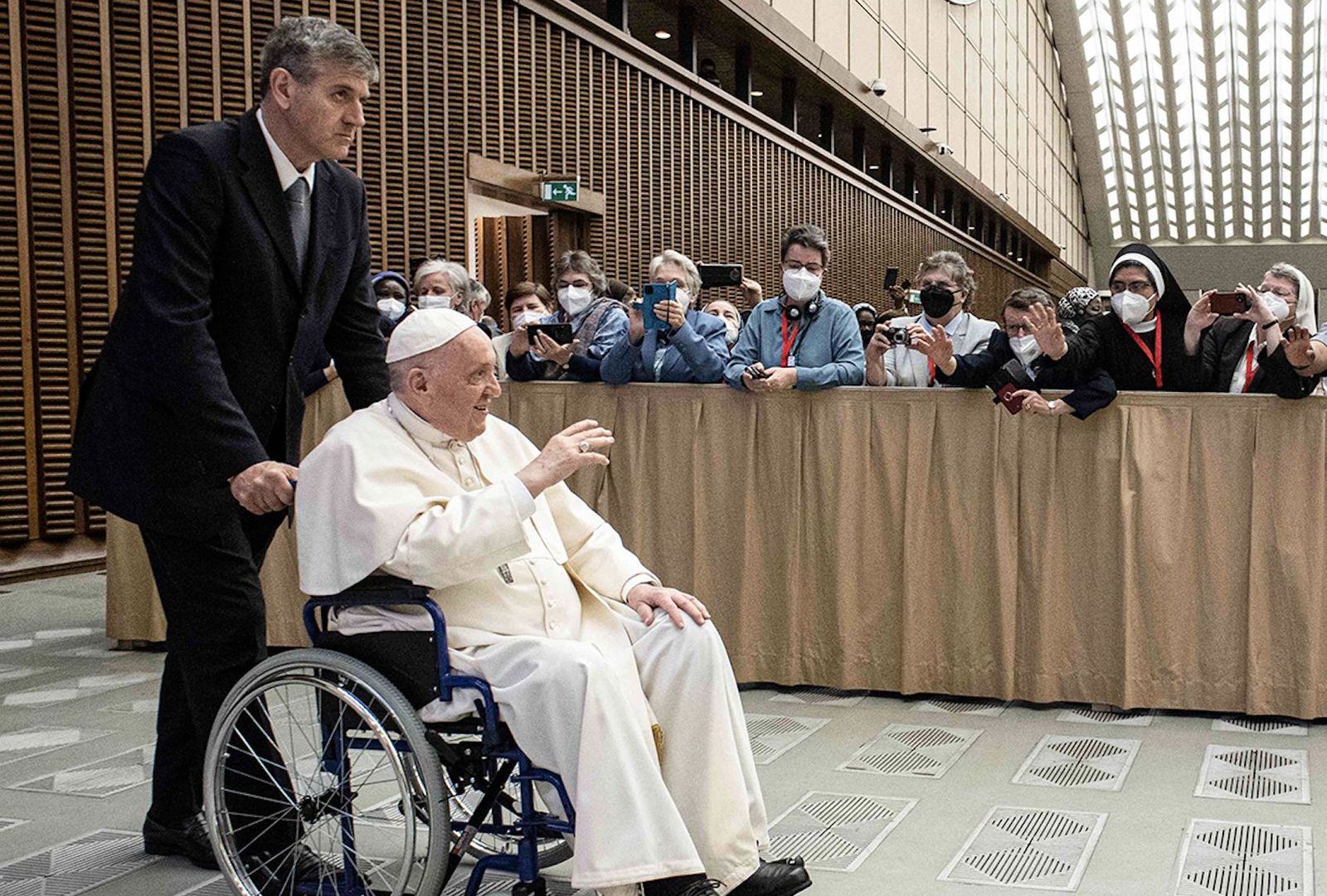 Mariotti conduce al Papa a la audiencia de los miércoles