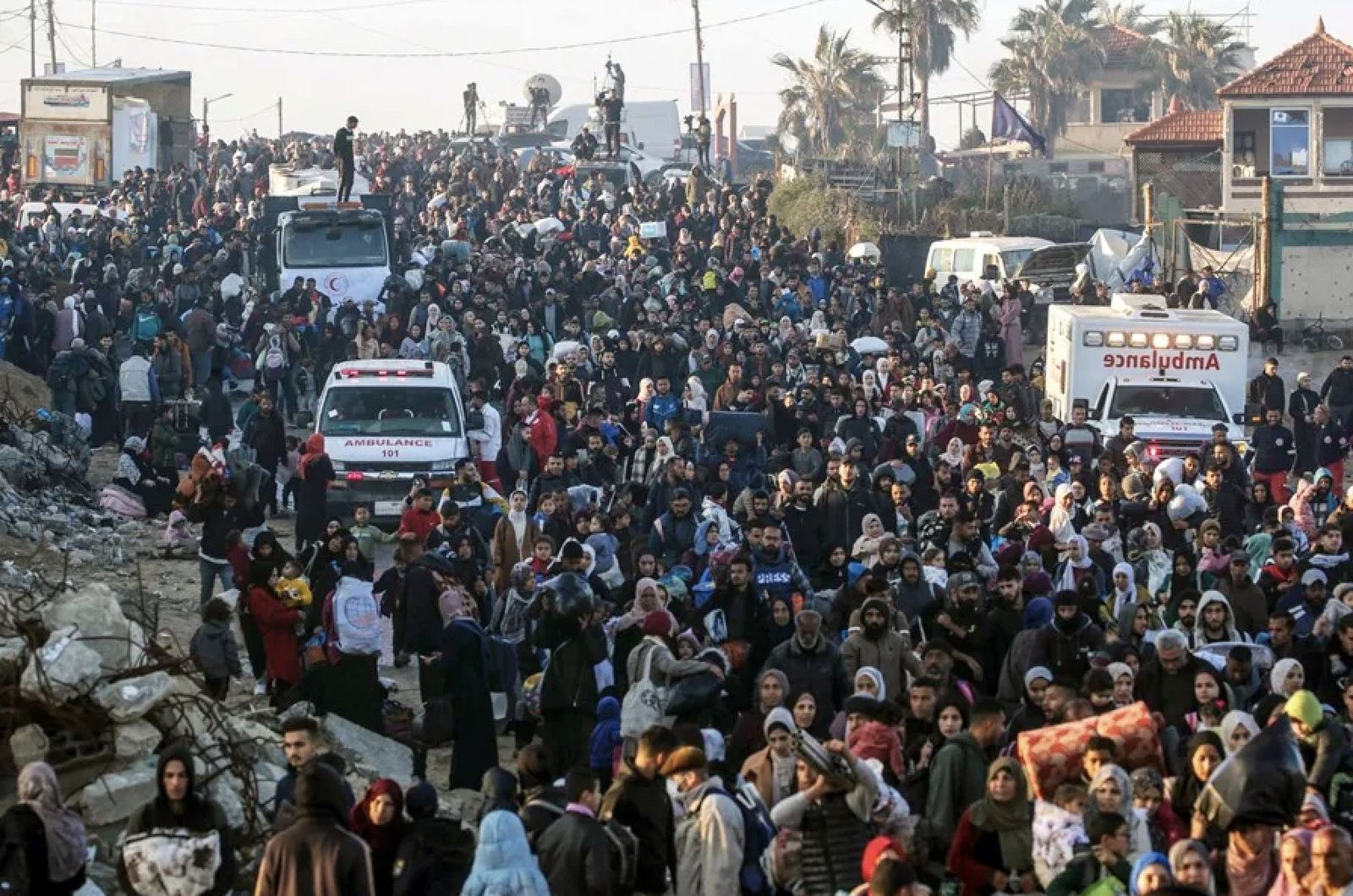 Desplazados internos palestinos se dirigen al norte de Gaza por la carretera de Al Rashid desde el centro del enclave