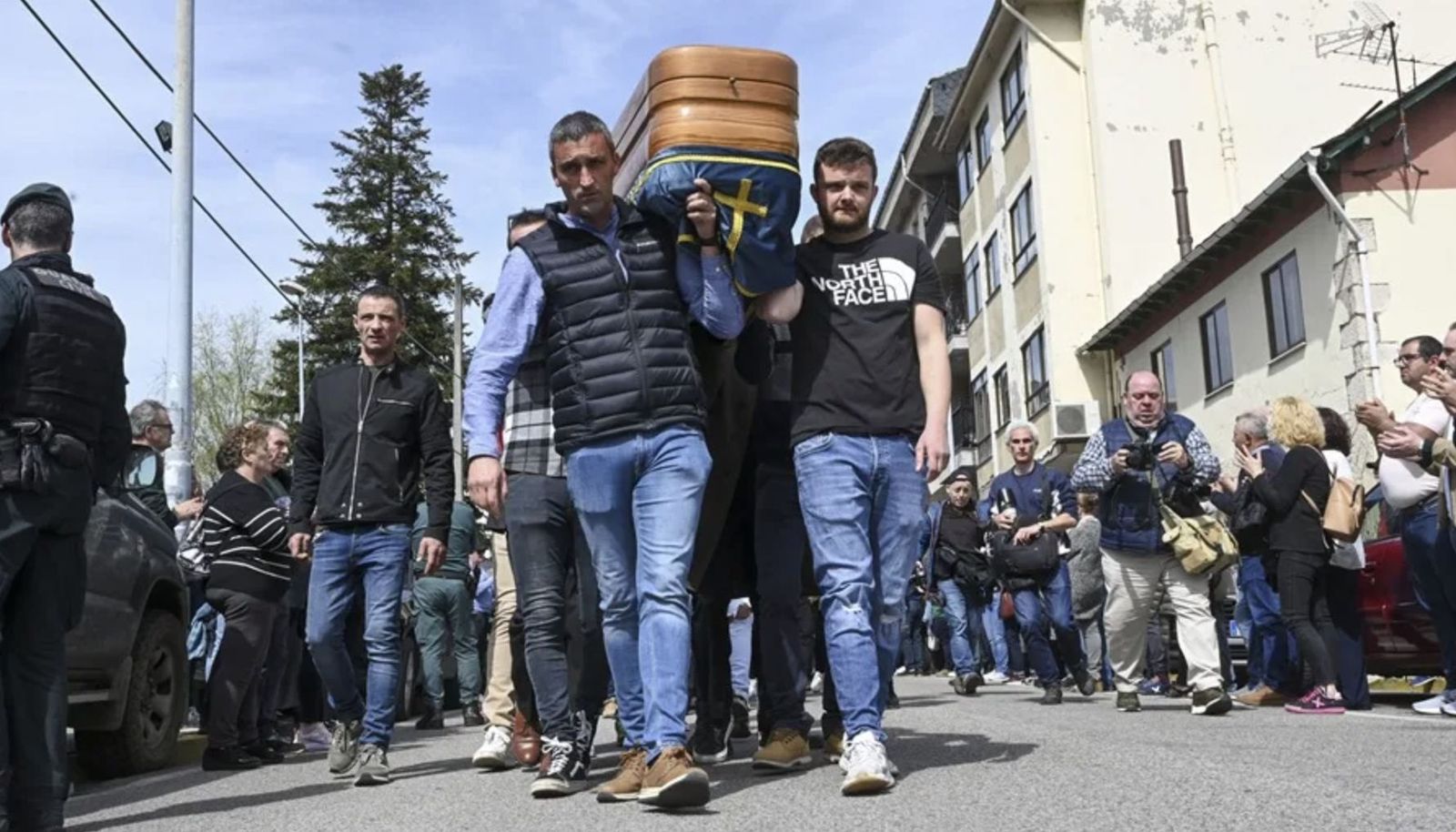 Familiares y amigos portan el féretro de uno de los fallecidos tras la misa funeral Villablino (León)