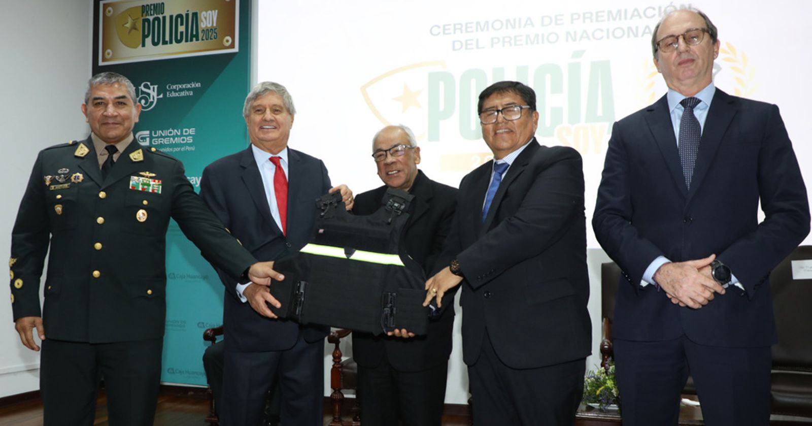 Iglesia peruana se vincula a campaña que dotará de chalecos antibalas a la Policía