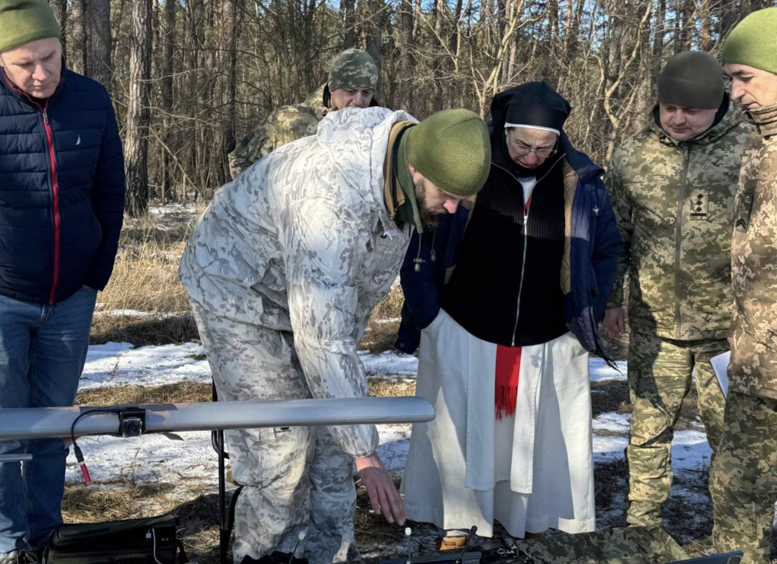 Sor Lucia con soldados en Ucrania