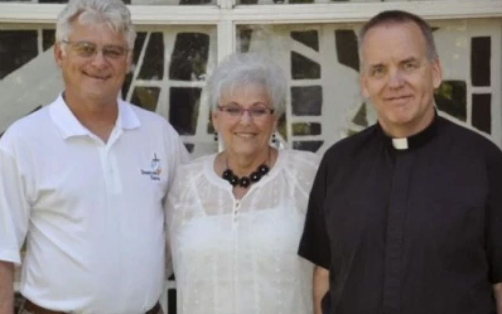 El diácono Dave Bablick, Ginny Bablick y el padre John Anderson