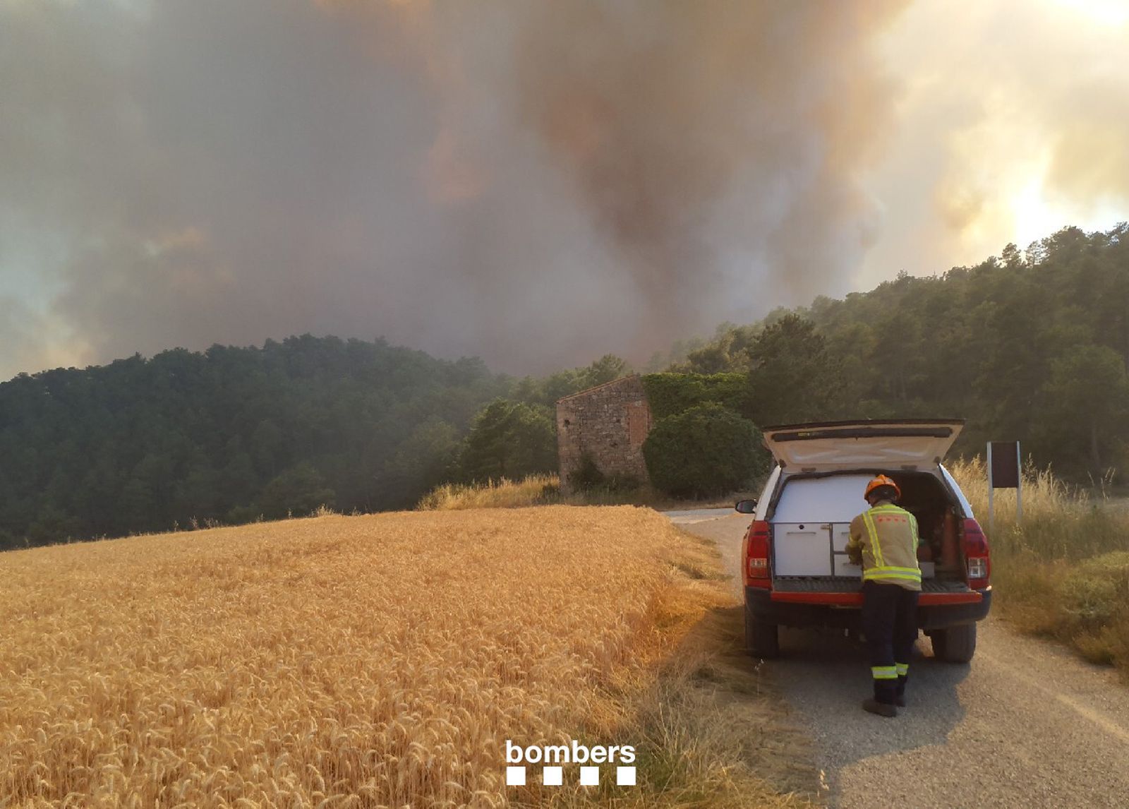 Los bomberos siguen trabajando para controlar el incendio de Tortosa
