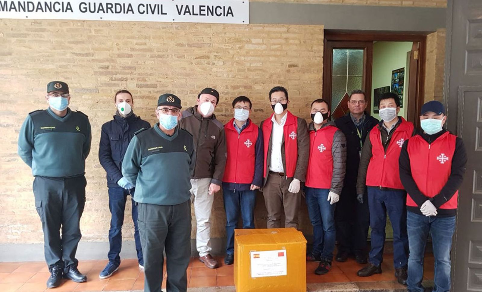Católicos chinos de Valencia entregan mascarillas a la Guardia Civil