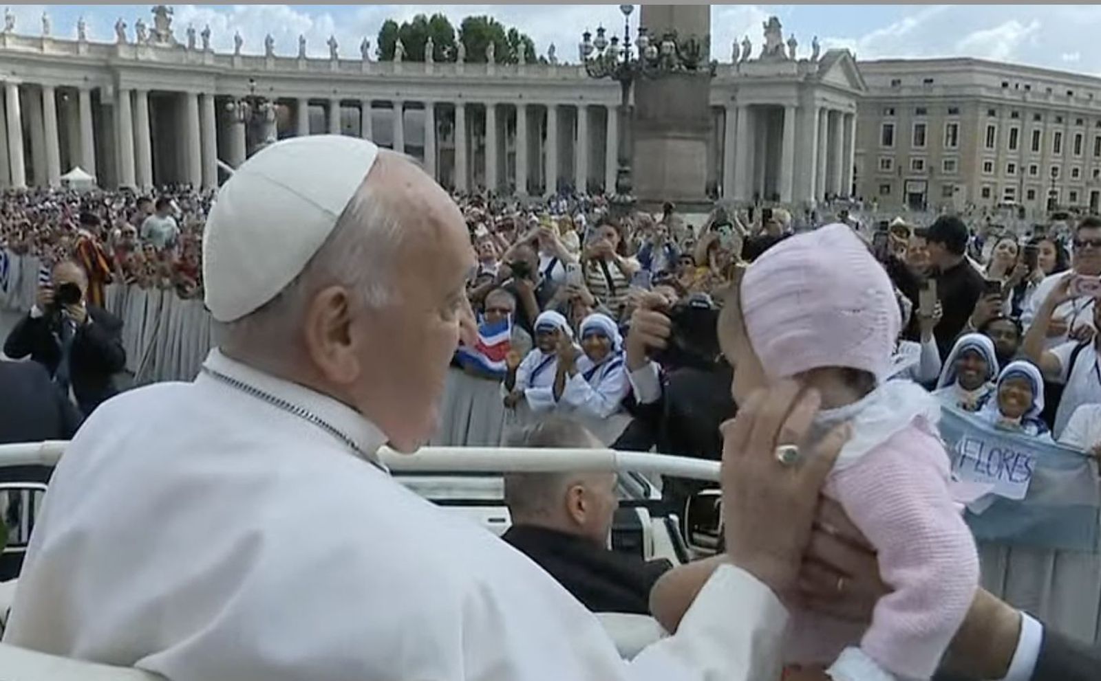 Francisco acaricia a un bebé durante su recorrido por la plaza de San Pedro