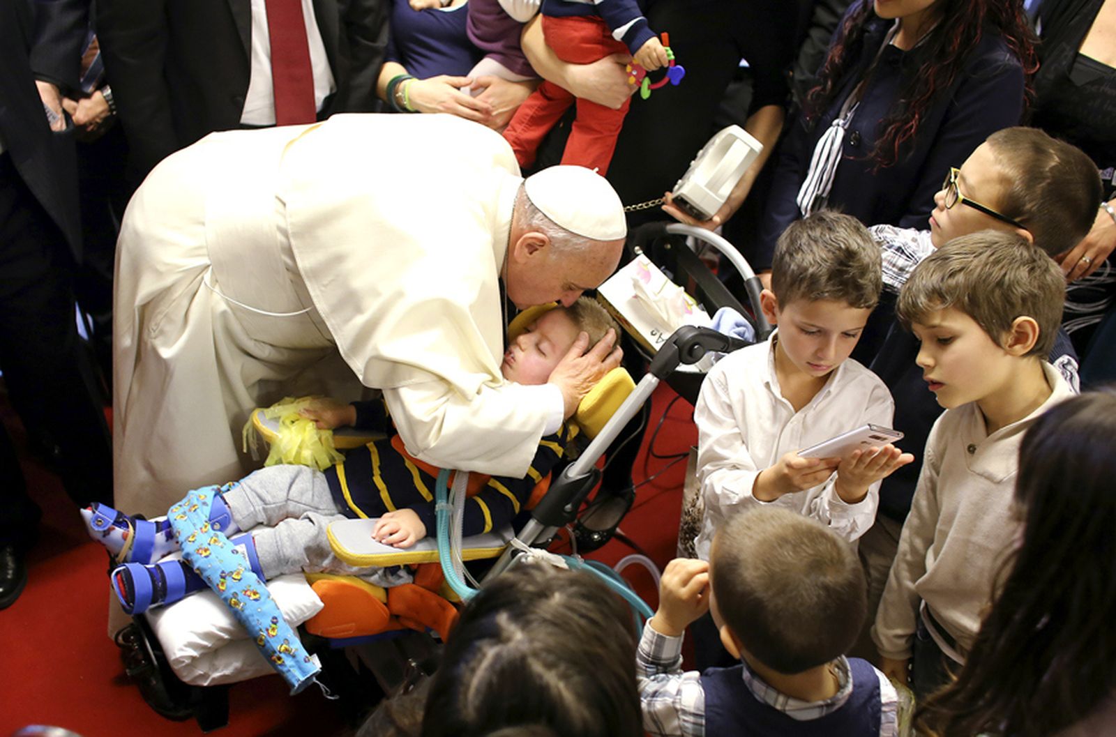 El Papa Francisco besa a un niño