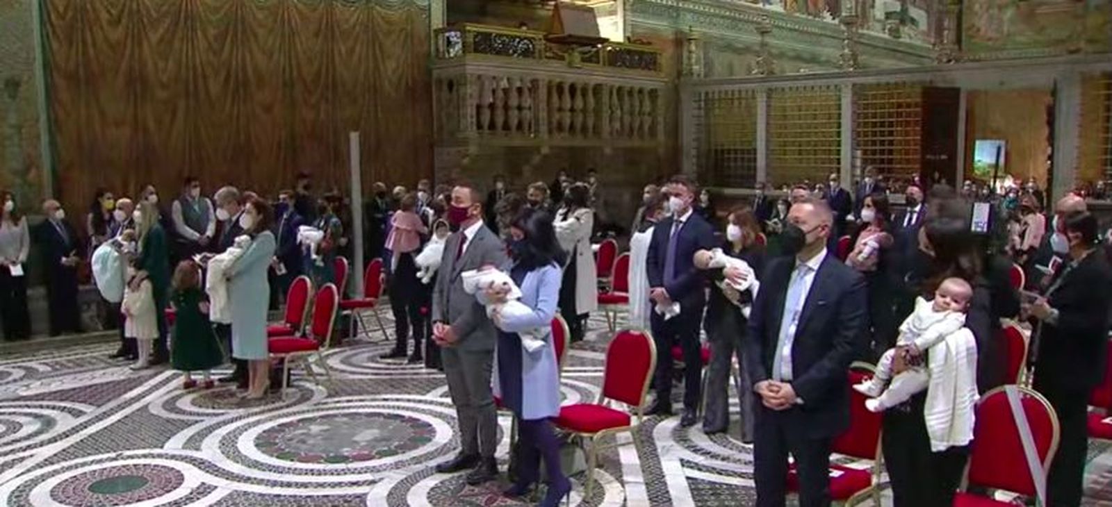 Los pequeños, sus padres y padrinos, en la Capilla Sixtina