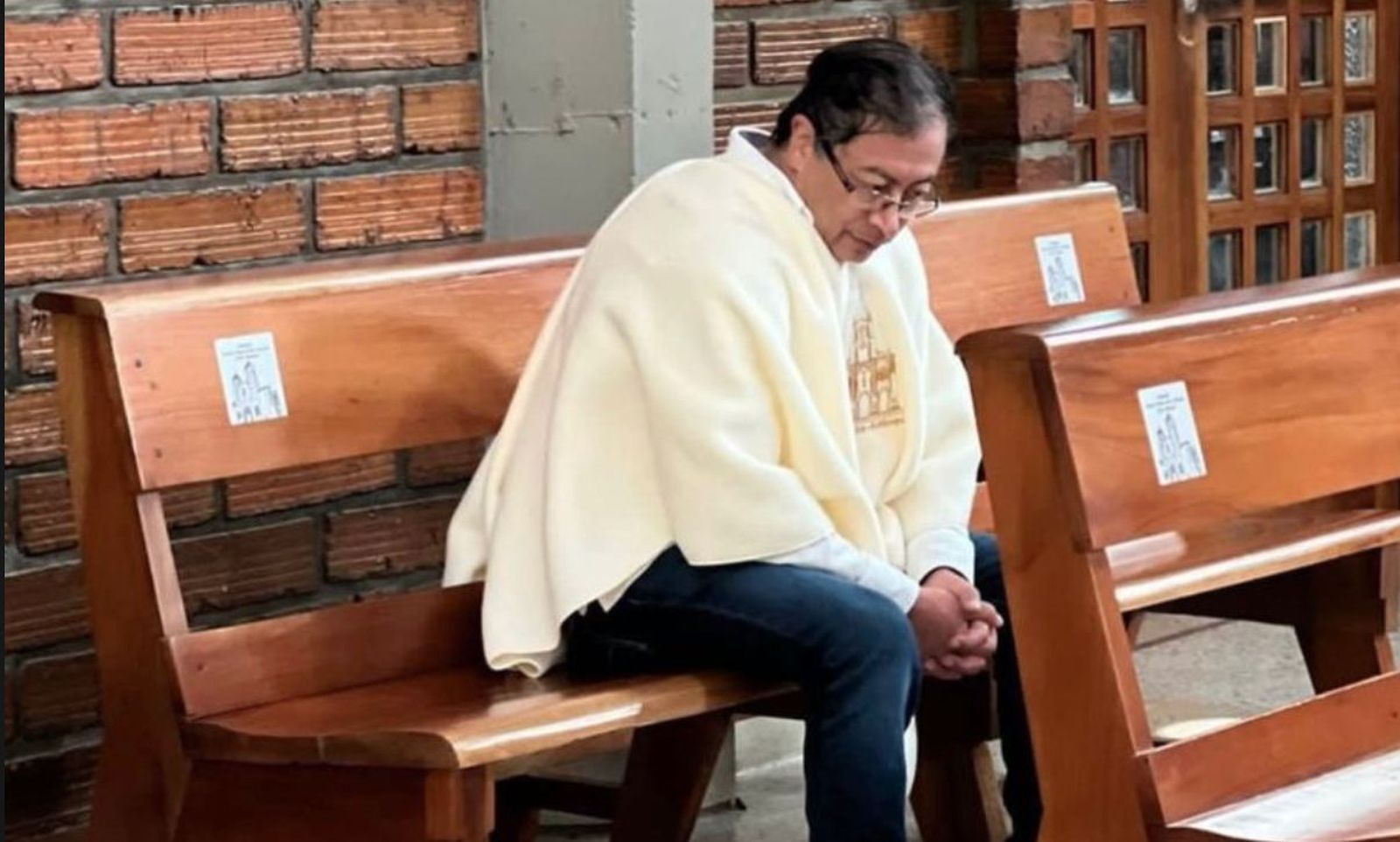 Petro, en una iglesia