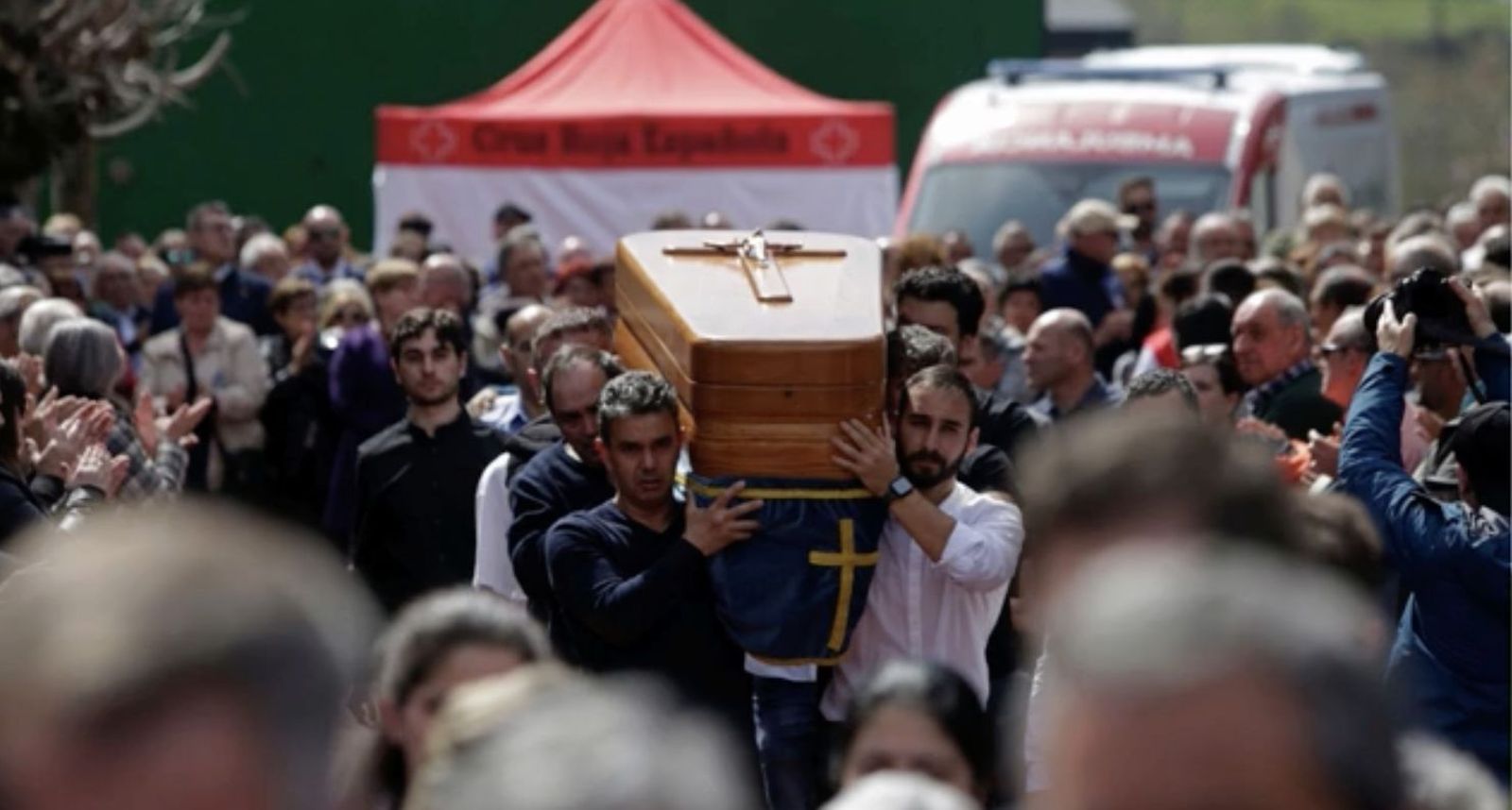 MIneros portan el féretro de uno de sus compañeros