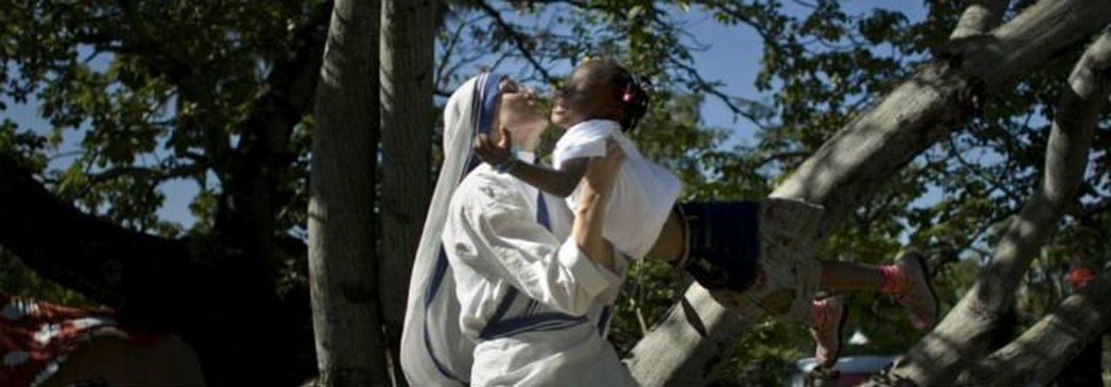 Misionera juega con una niña