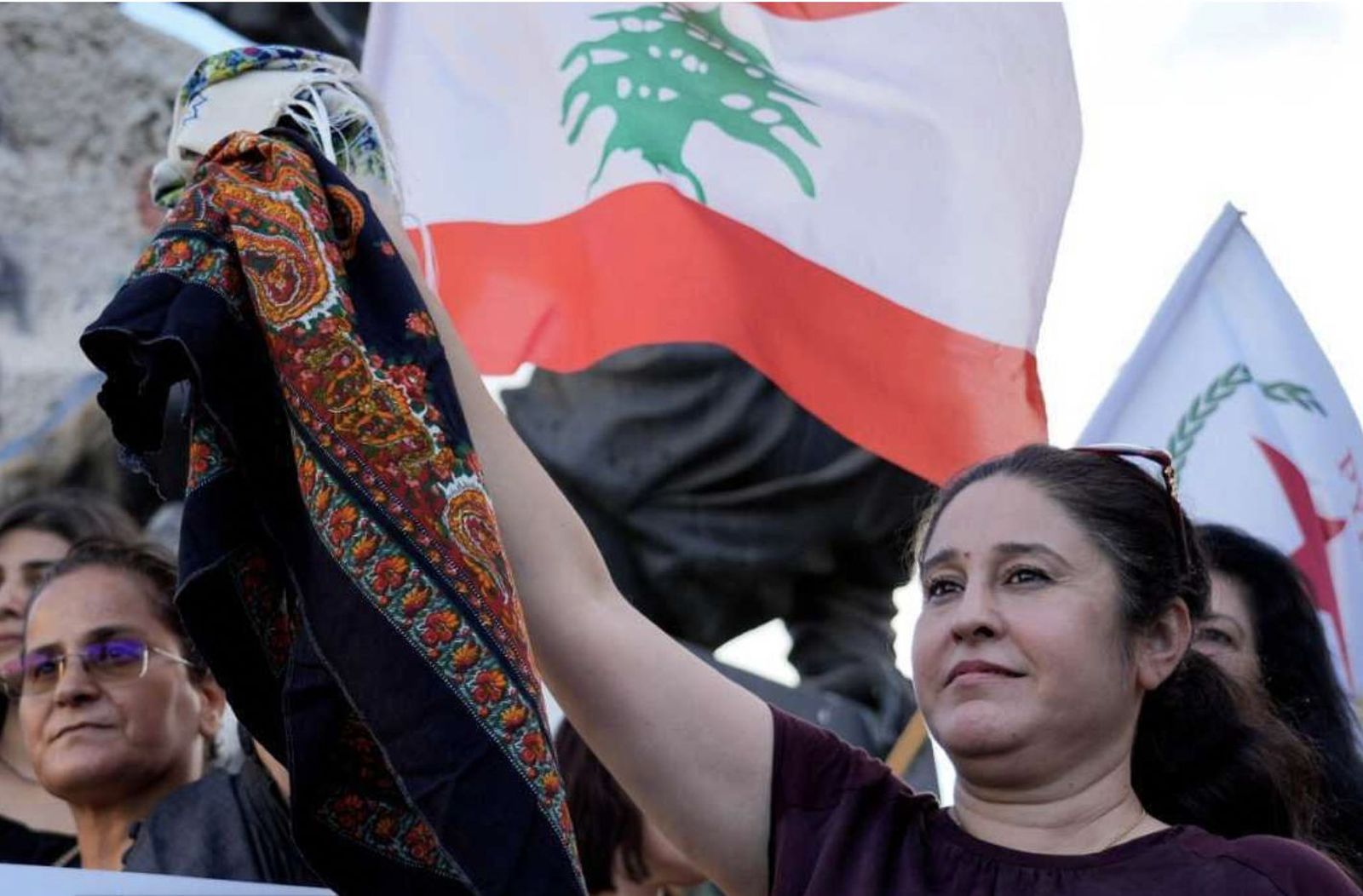 Mujeres se quitan el velo en Irán