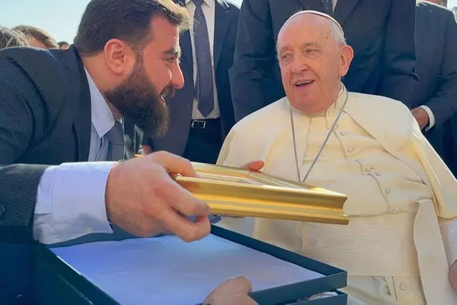 Al Kildani, saludando al Papa