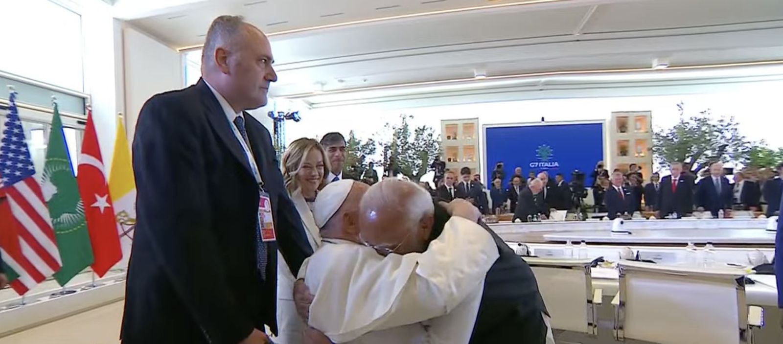 El Papa se abraza con el primer ministro indio
