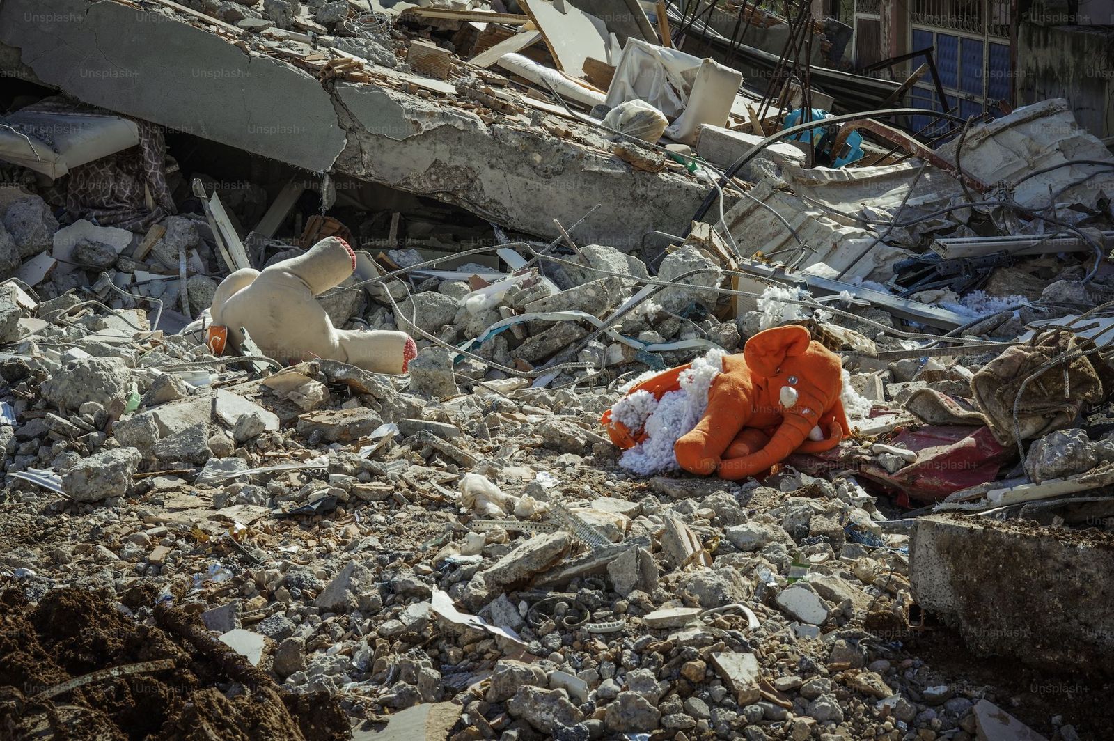 Juguetes infantiles en medio de un edificio destruido