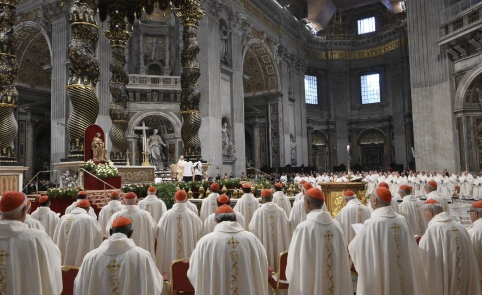 Misa novendial presidida por el cardenal Mamberti
