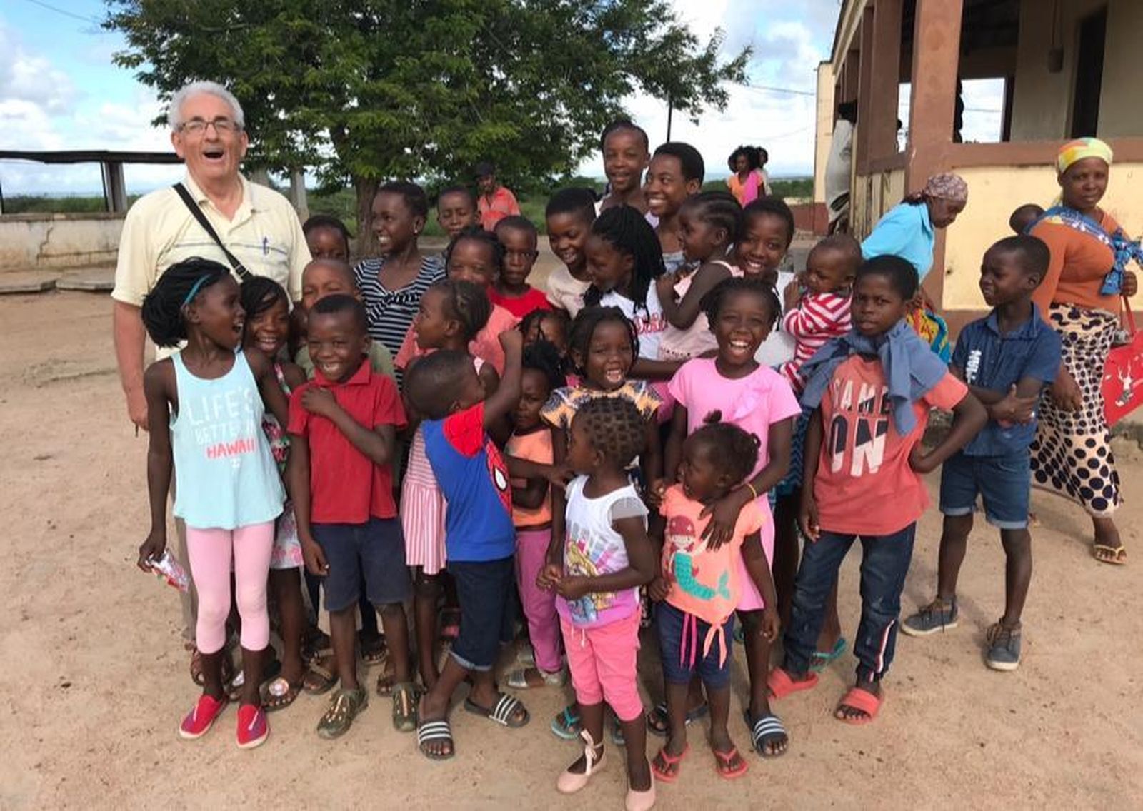 El misionero Jesús Torres, con un grupo de niños en su misión, en Mozambique