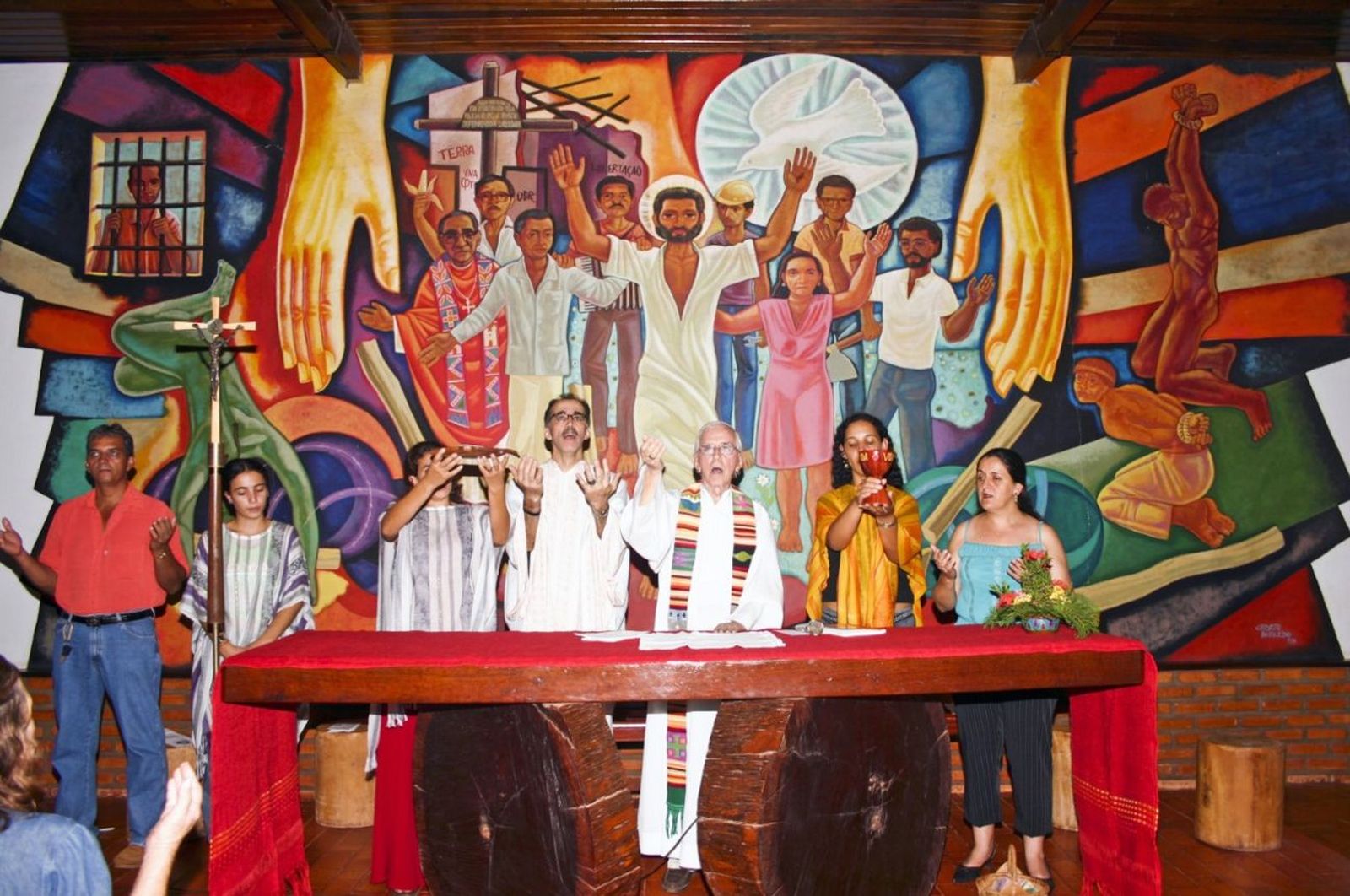 Monseñor Casaldàliga celebrando en el Santuario de los Mártires de la Caminada Latinoamericana