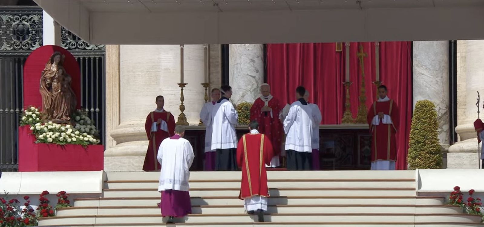 León XIV, durante la misa de Pentecostés