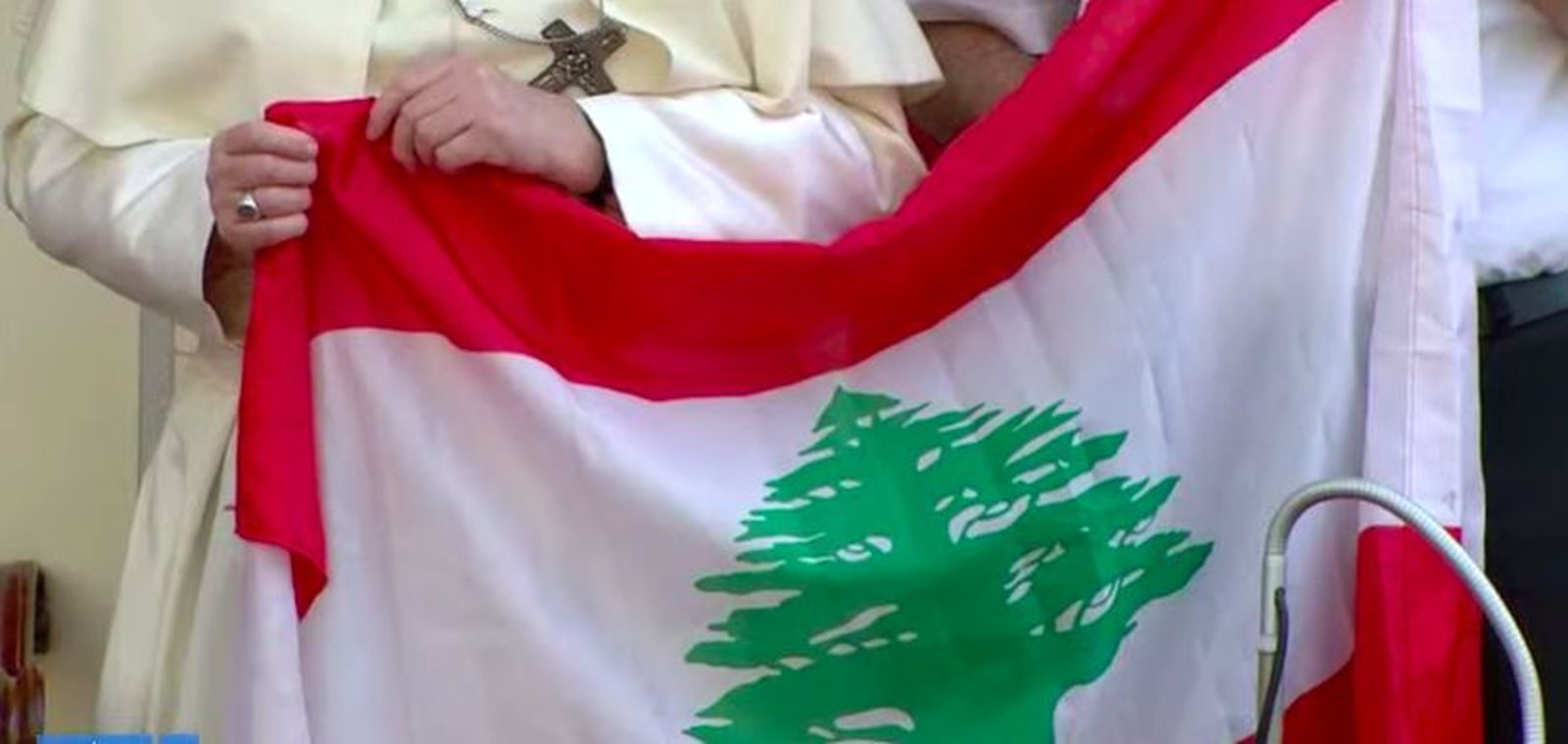 Francisco, con la bandera de Beirut