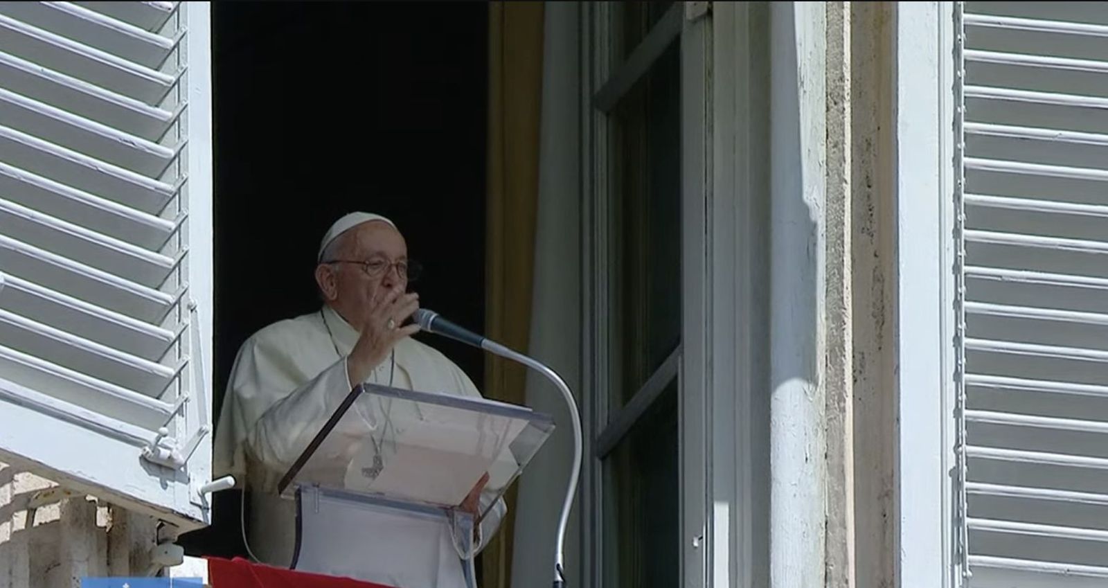 El Papa saluda a los fieles desde la ventana del Angelus