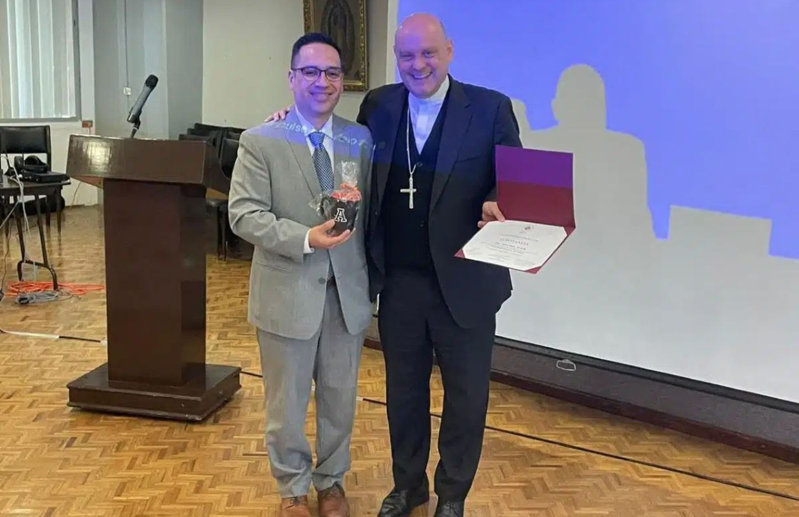 Monseñor Javier Acero participó en el Taller de Inteligencia Artificial