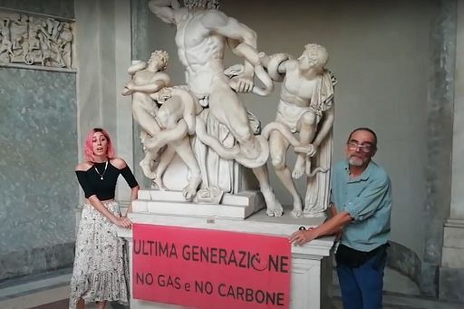 Activistas climáticos se pegan a la base del Laocoonte en los Museos Vaticanos