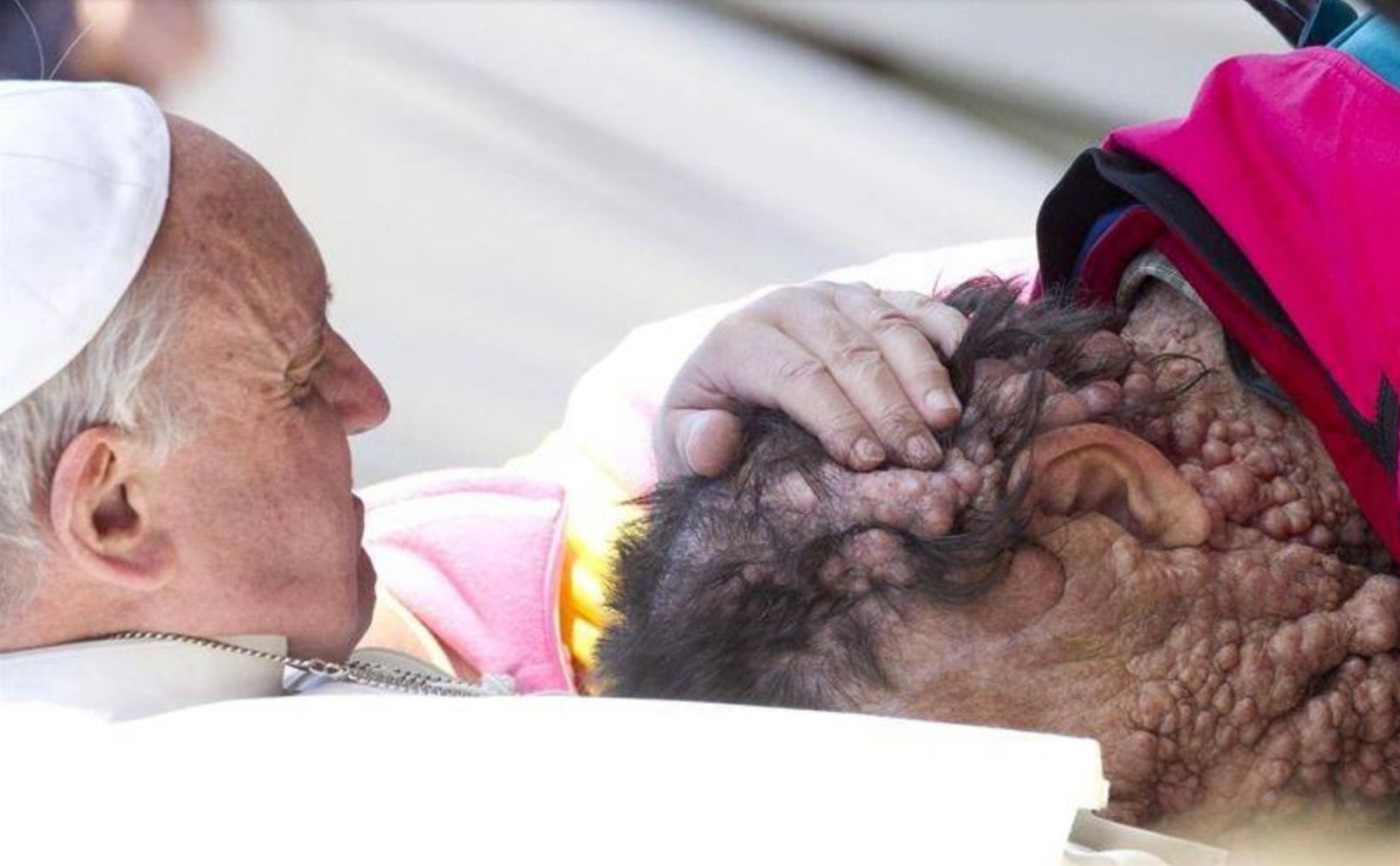 El Papa consuela a un enfermo