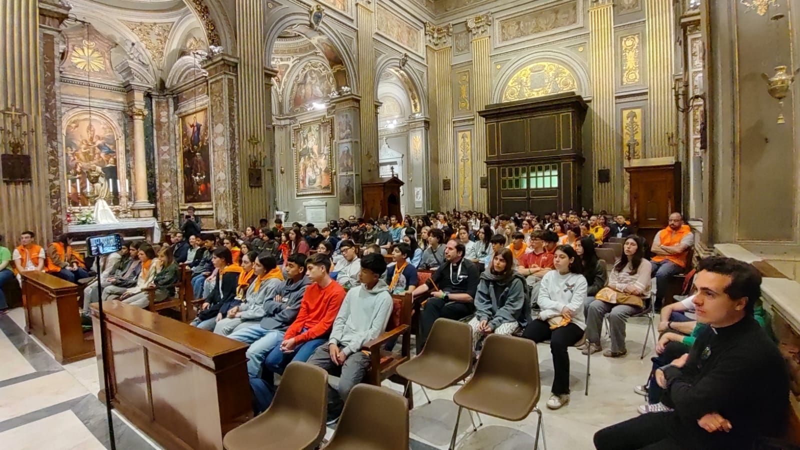 Adolescentes de Madrid con el cardenal