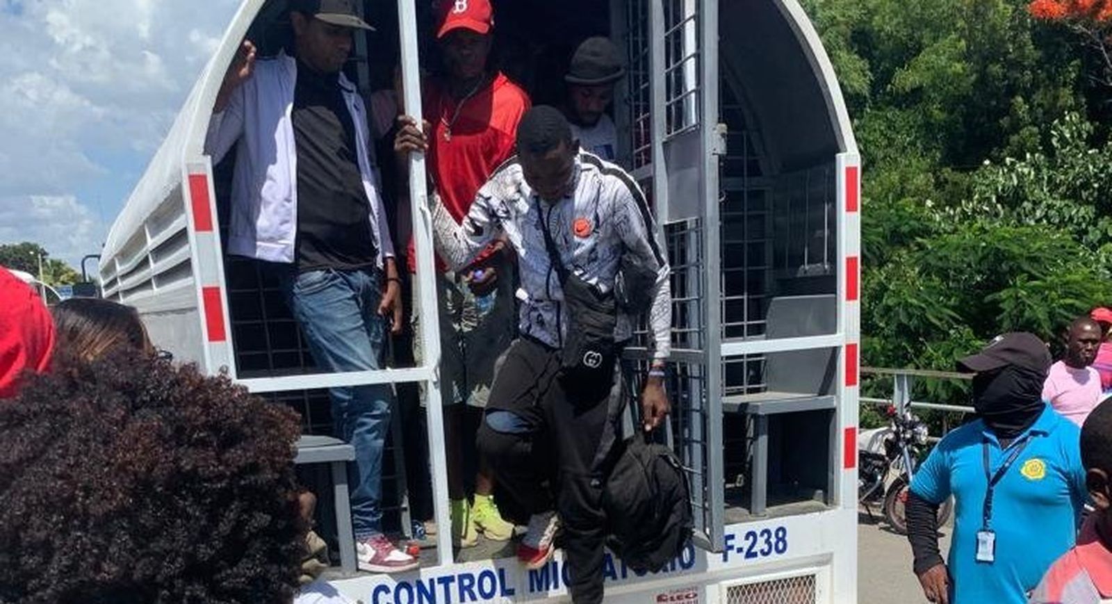 Camión que recoge migrantes ilegales Haitianos