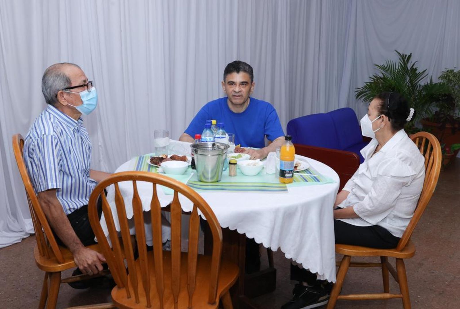 El obispo Rolando Álvarez, con sus hermanos