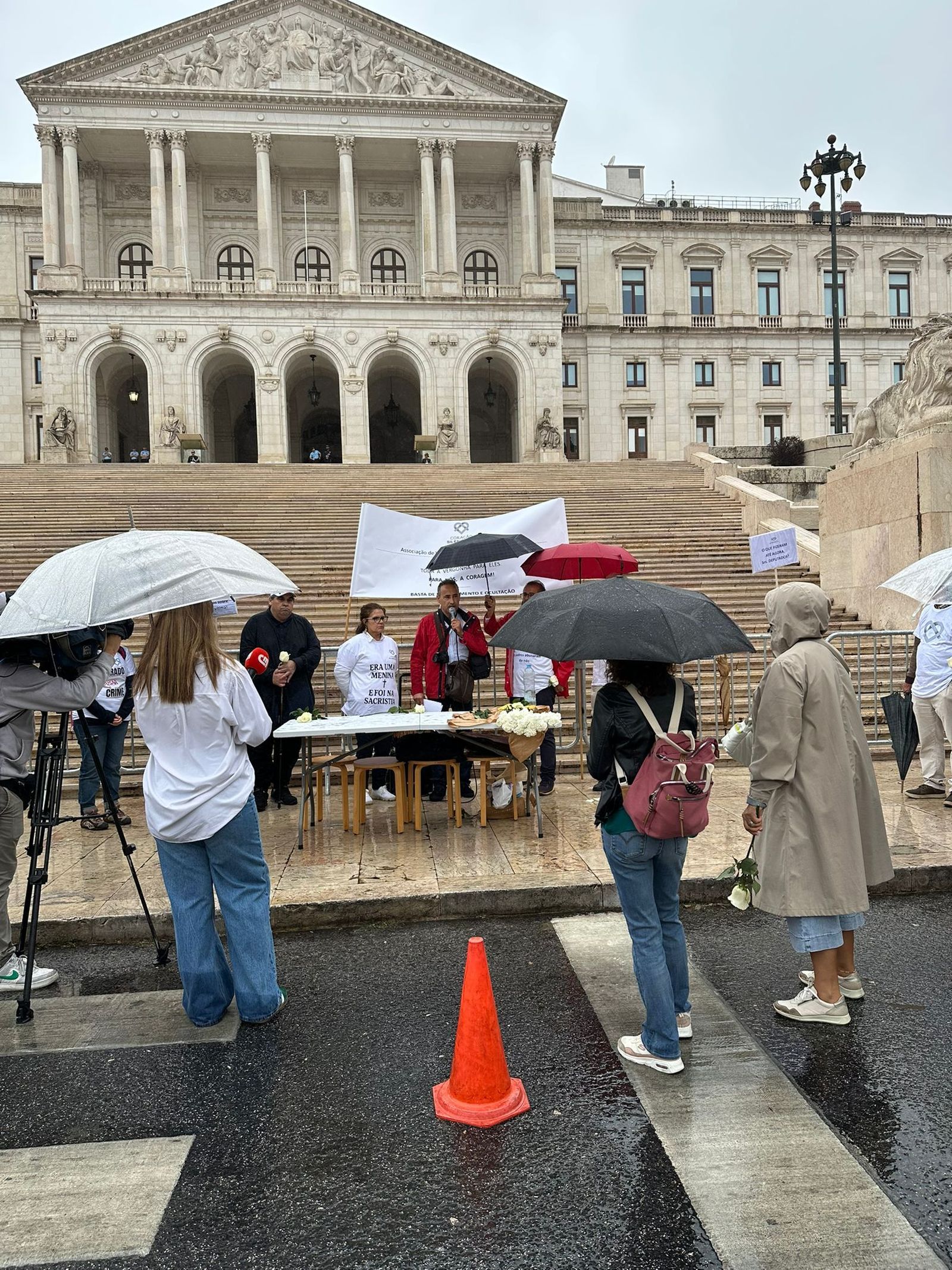 Víctimas de la pederastia clerical de España y Portugal protestan en Lisboa contra los procesos de indemnización