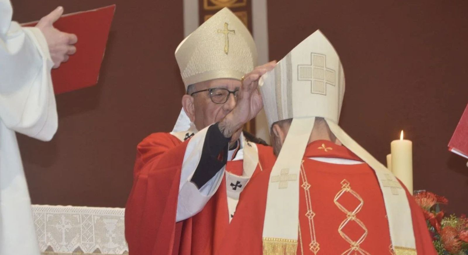 Omella impone la mitra a Gómez