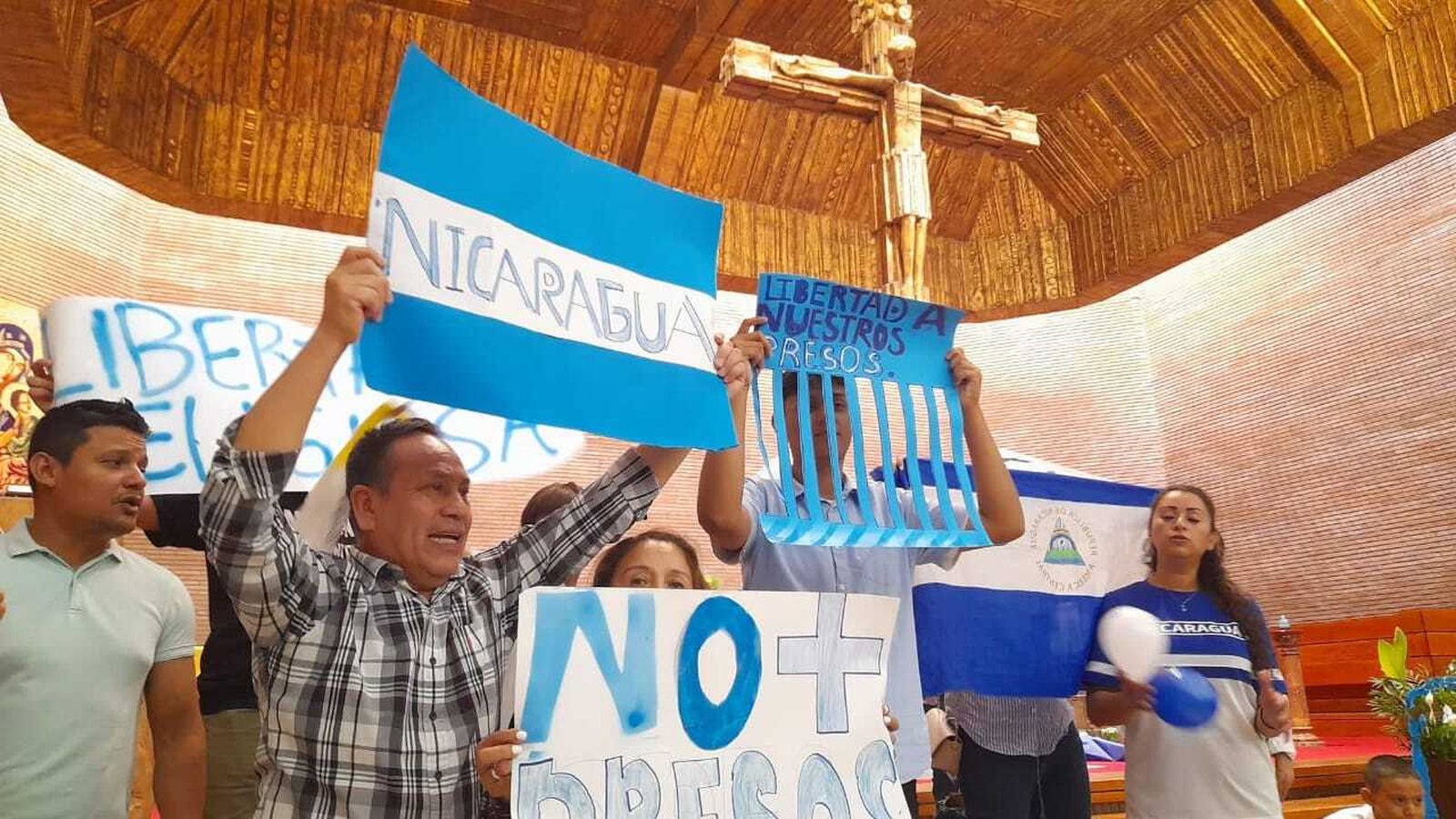 Manifestación de nicaragüenses al salir de una eucaristía en la parroquia Santísimo Redentor de Madrid